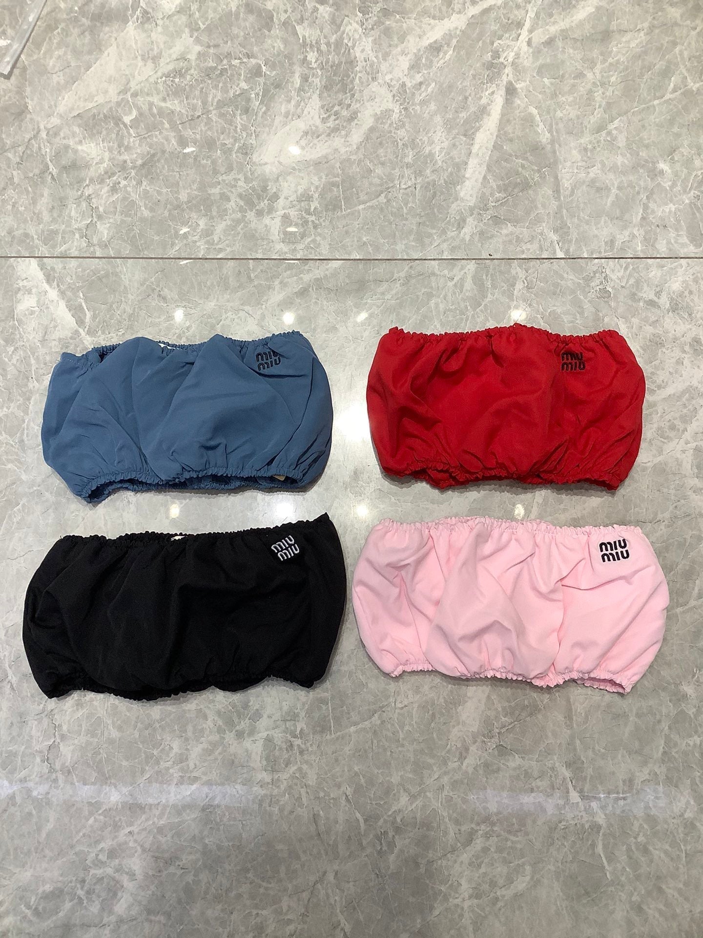 Gerafftes Bandeau-Top in lebendigen Farbtönen