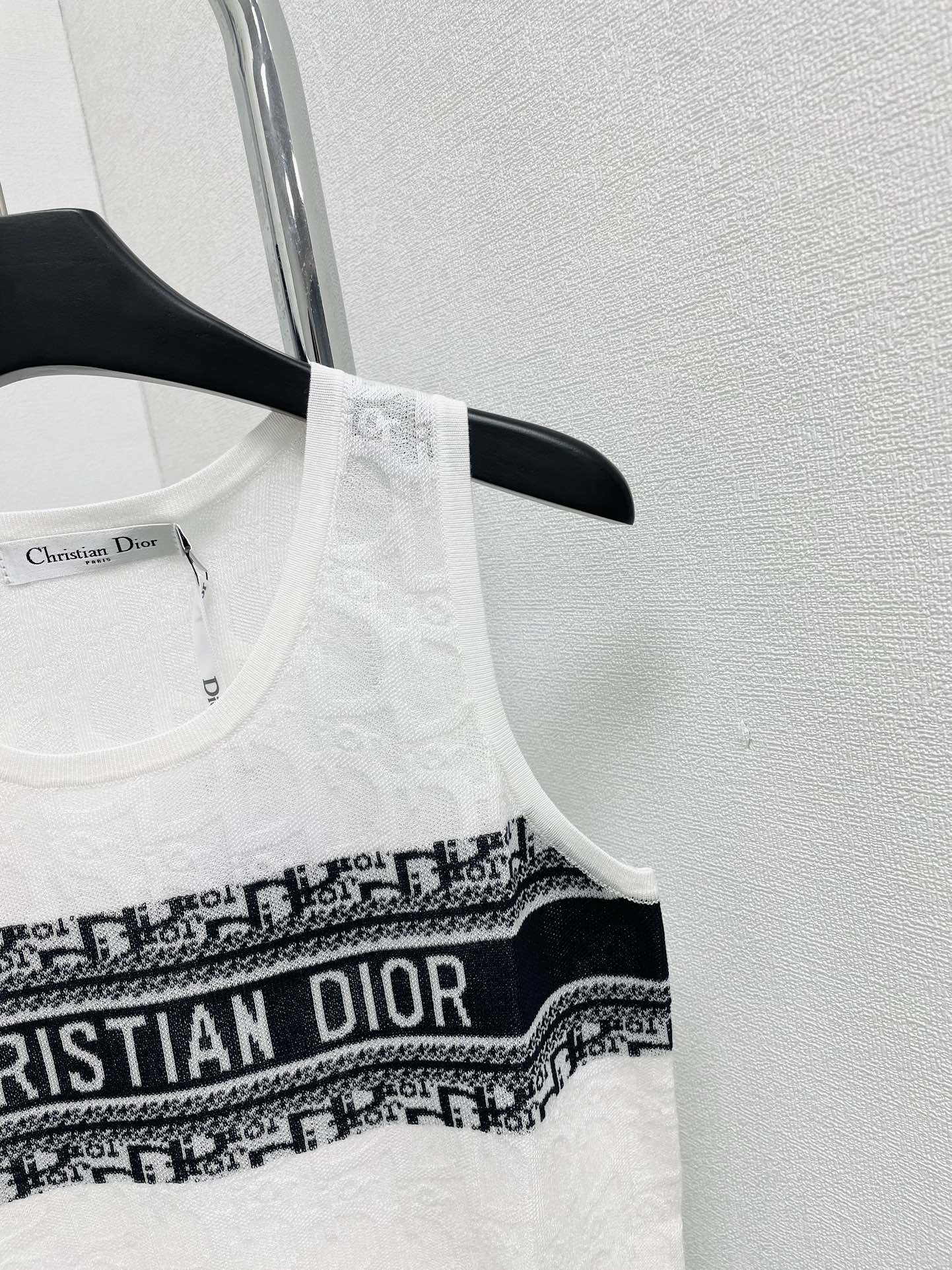 Gilet avec logo foncé sur la poitrine