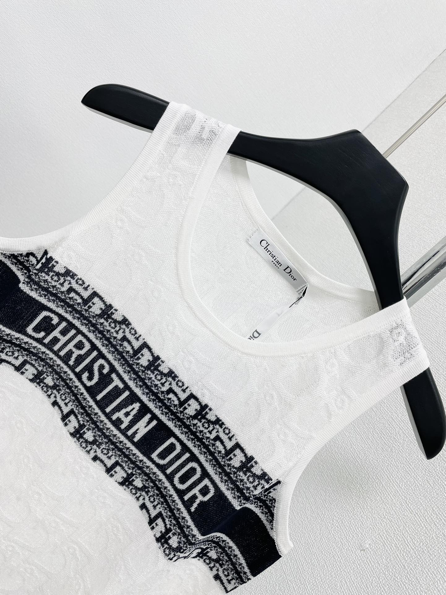 Gilet avec logo foncé sur la poitrine