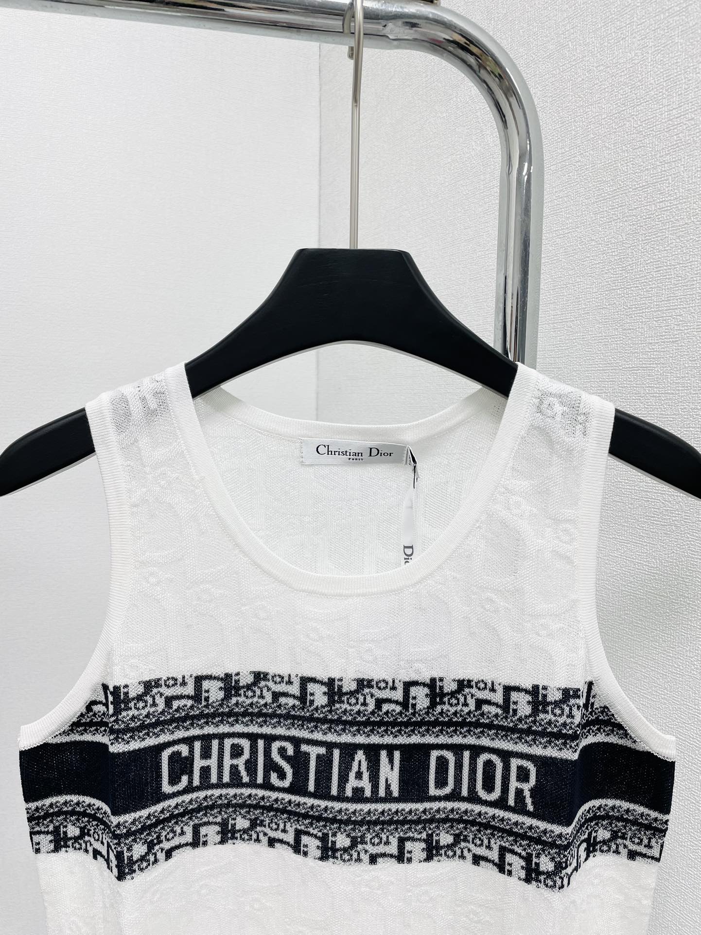 Gilet avec logo foncé sur la poitrine