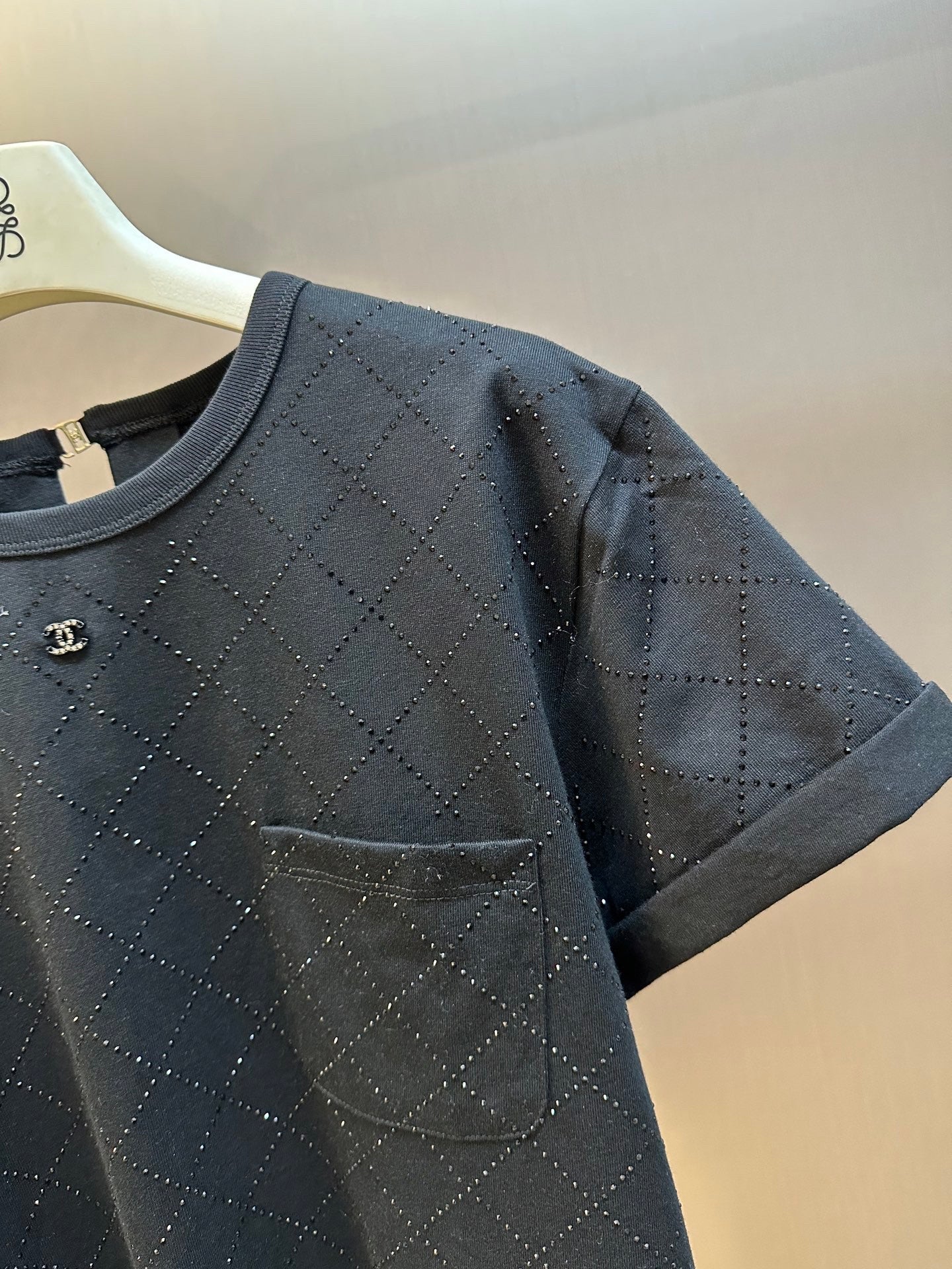 T-shirt ras du cou noir avec matelassage en strass et accessoires au dos