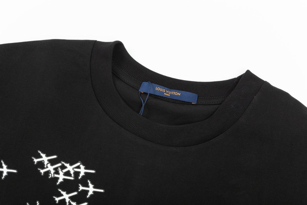 Kurzärmliges T-Shirt mit kleinem Flugzeug-Farbverlaufsdruck