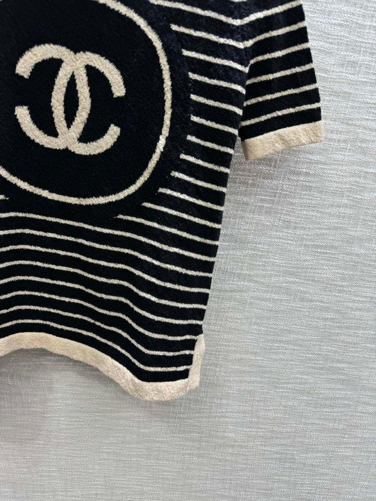 gestreifte gestrickte kurze Ärmel