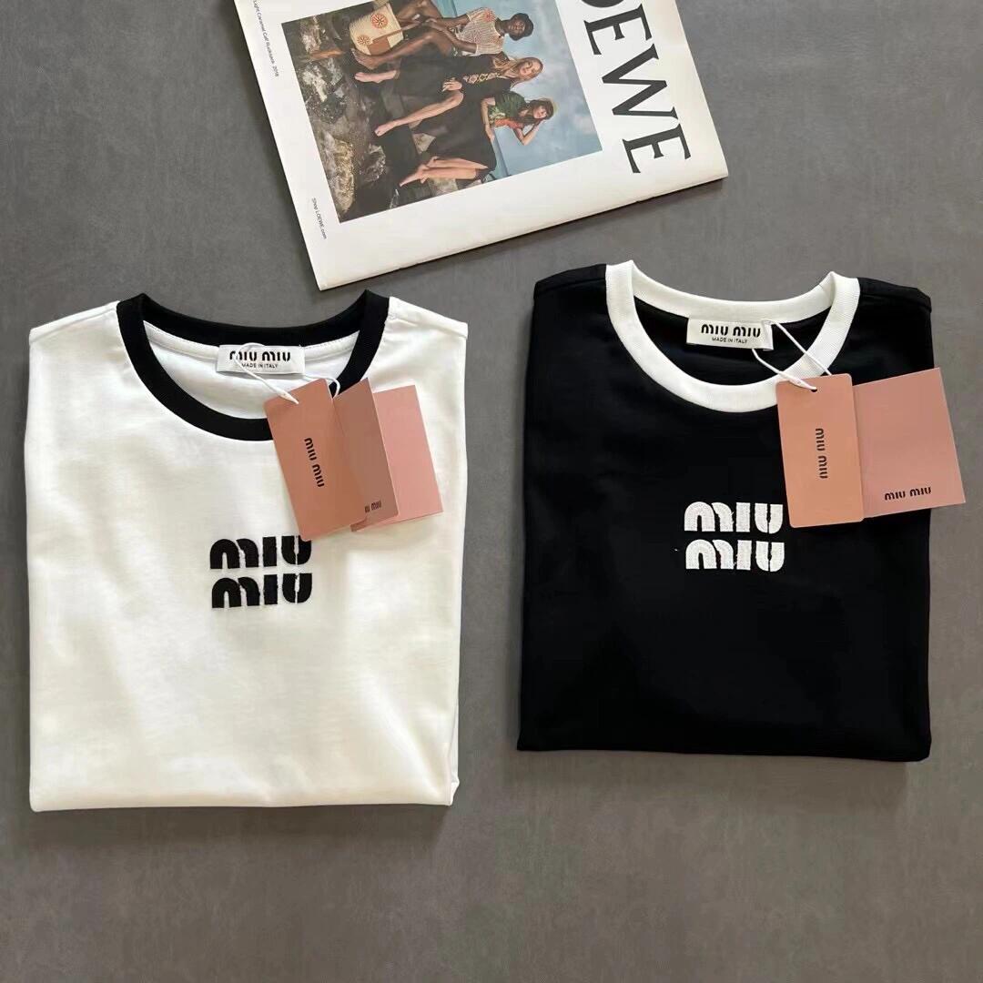 Kurzärmliges T-Shirt mit kleinem Logo-Buchstaben-Patch-Stickerei