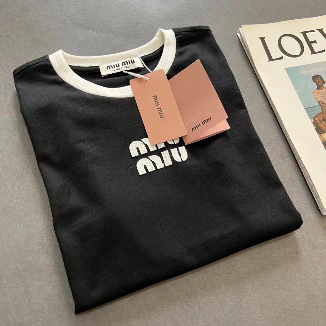 Kurzärmliges T-Shirt mit kleinem Logo-Buchstaben-Patch-Stickerei