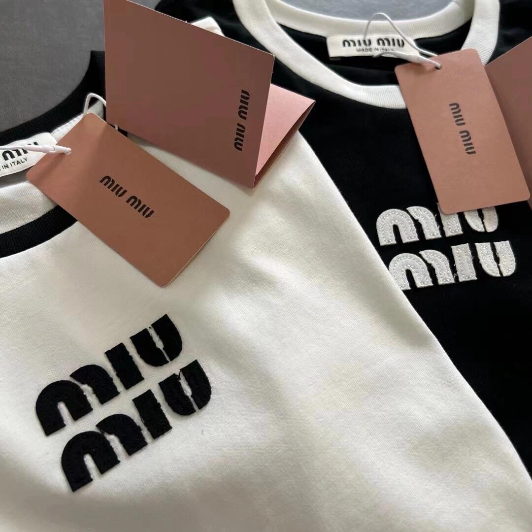 Kurzärmliges T-Shirt mit kleinem Logo-Buchstaben-Patch-Stickerei