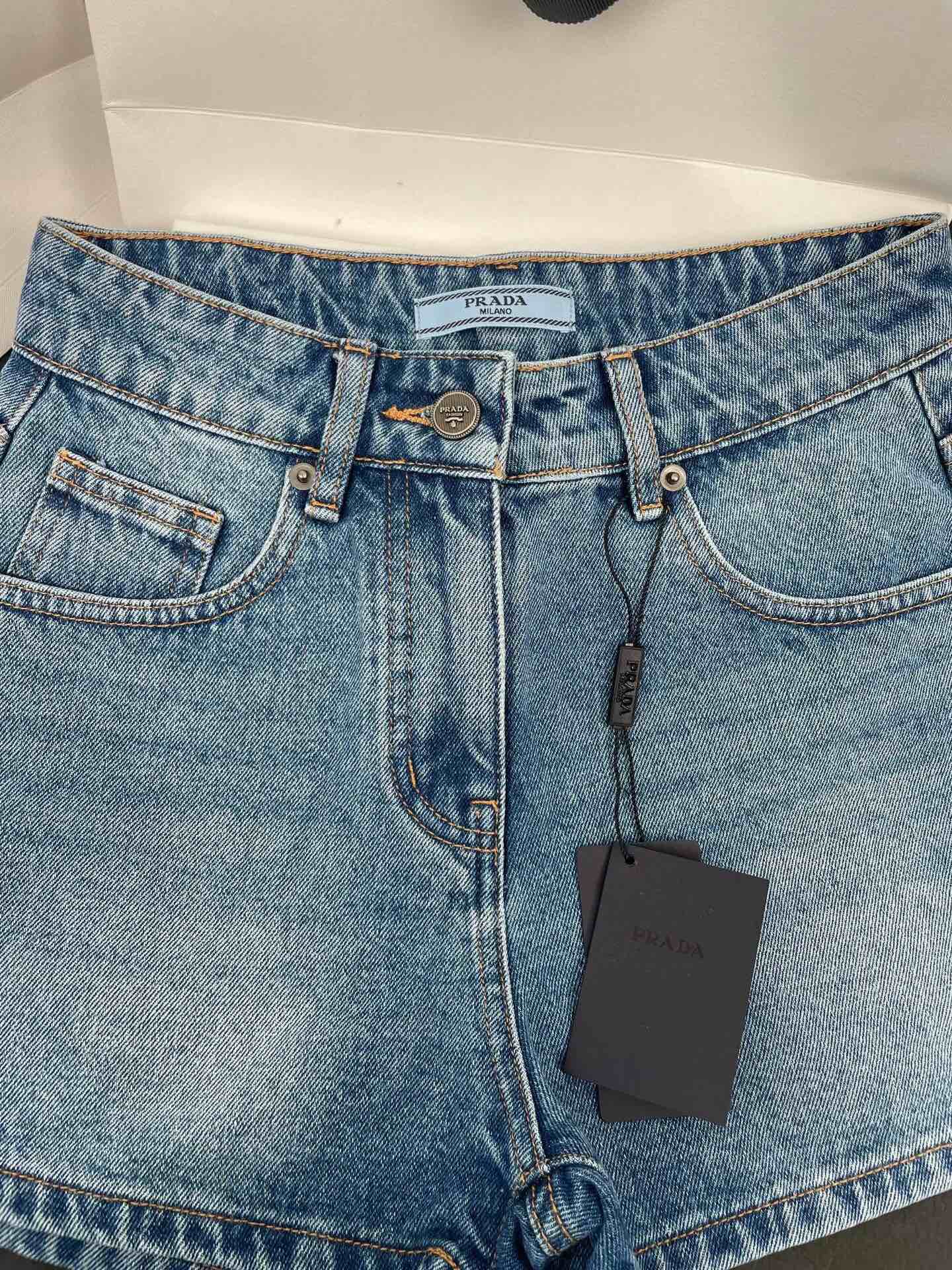 Short en jean délavé taille haute de couleur contrastée