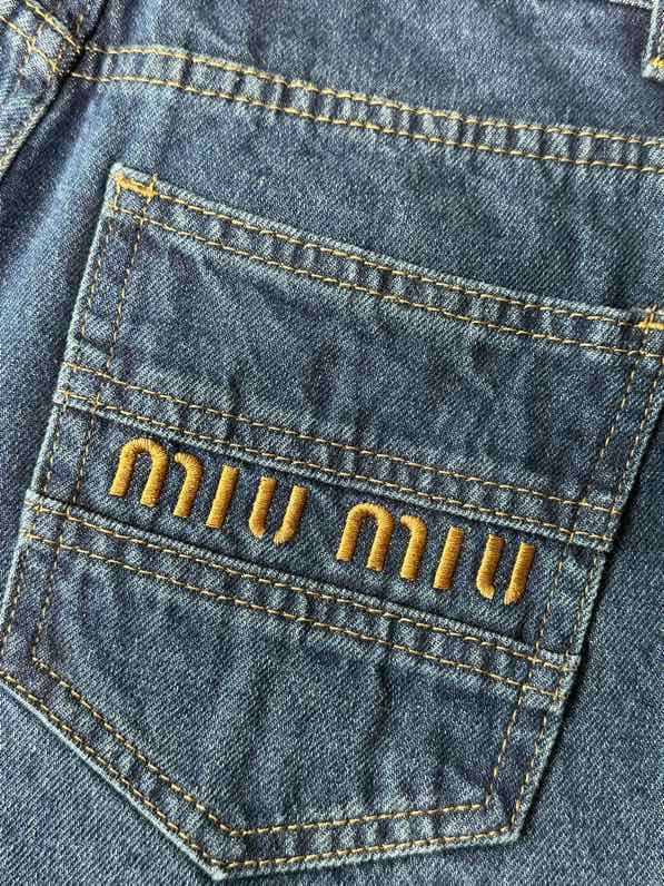Neue Jeans mit Metalldekoration für Frühling und Sommer