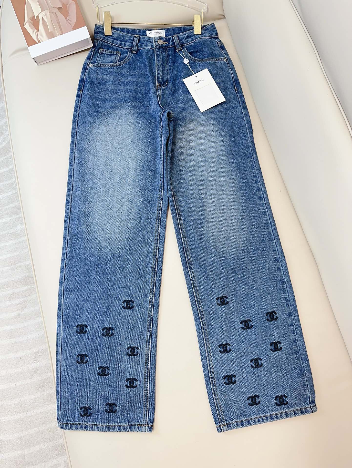 Wide-Leg-Jeans mit dichter Logo-Stickerei am Saum