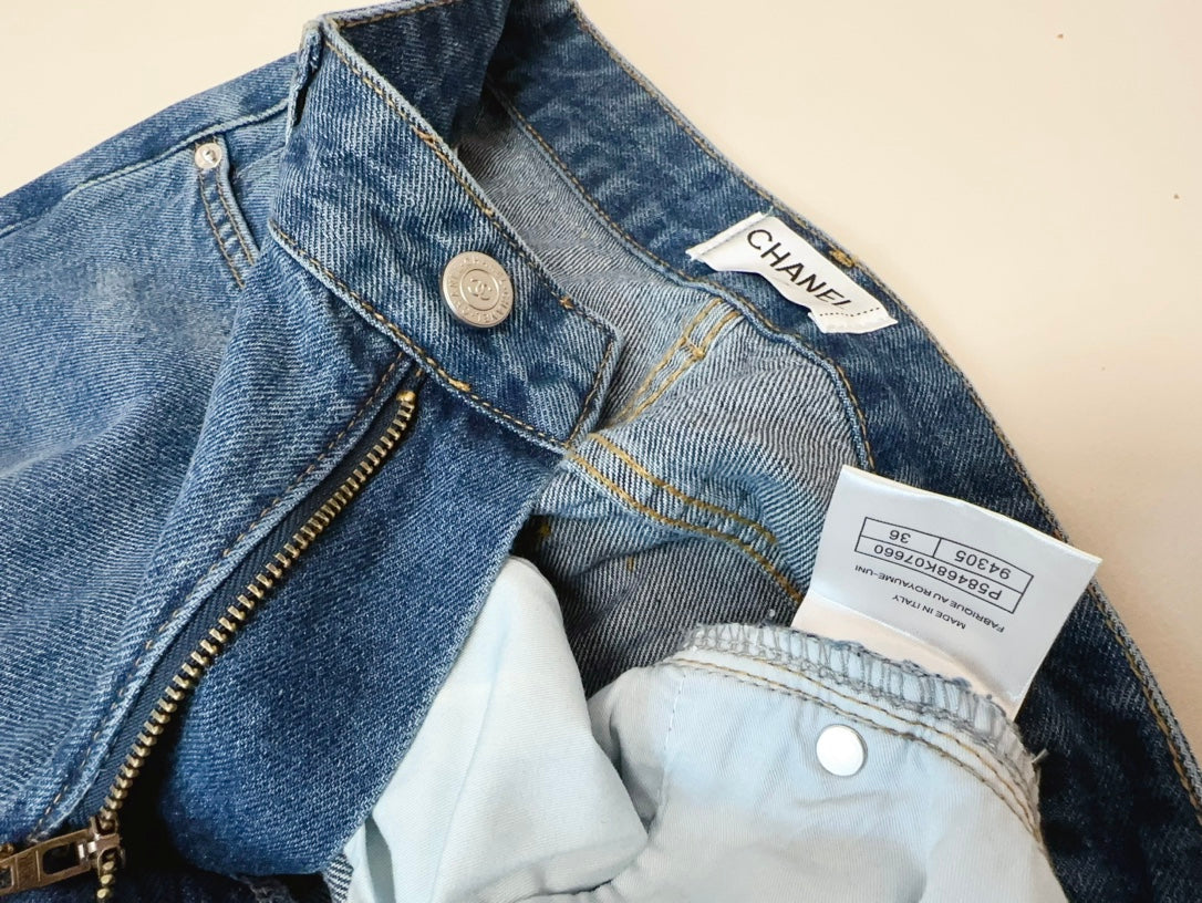 Wide-Leg-Jeans mit dichter Logo-Stickerei am Saum