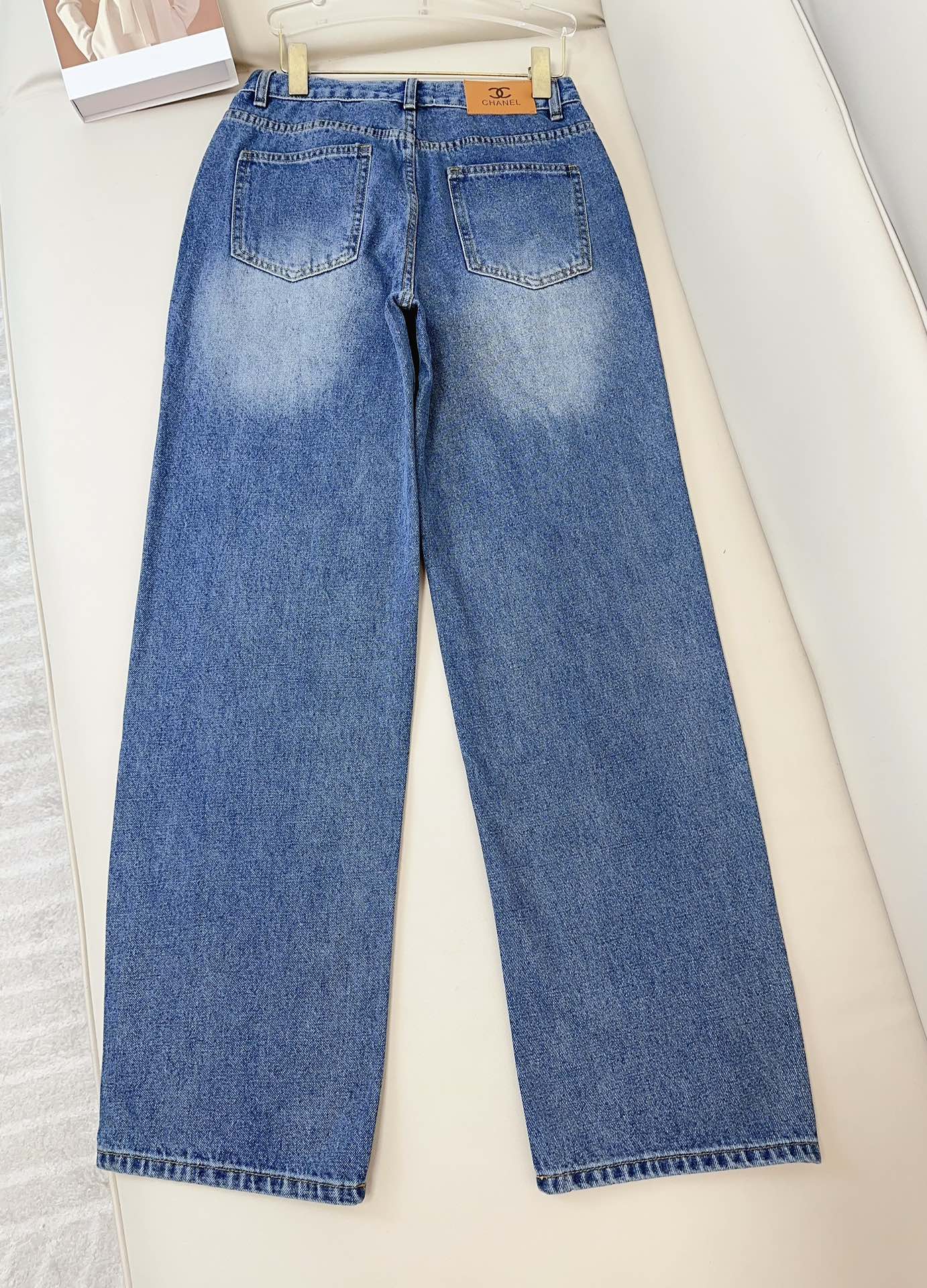 Wide-Leg-Jeans mit dichter Logo-Stickerei am Saum