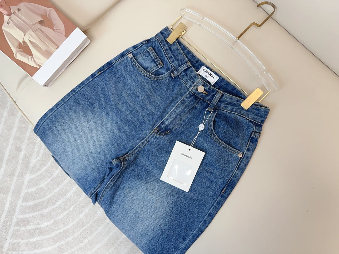 Wide-Leg-Jeans mit dichter Logo-Stickerei am Saum