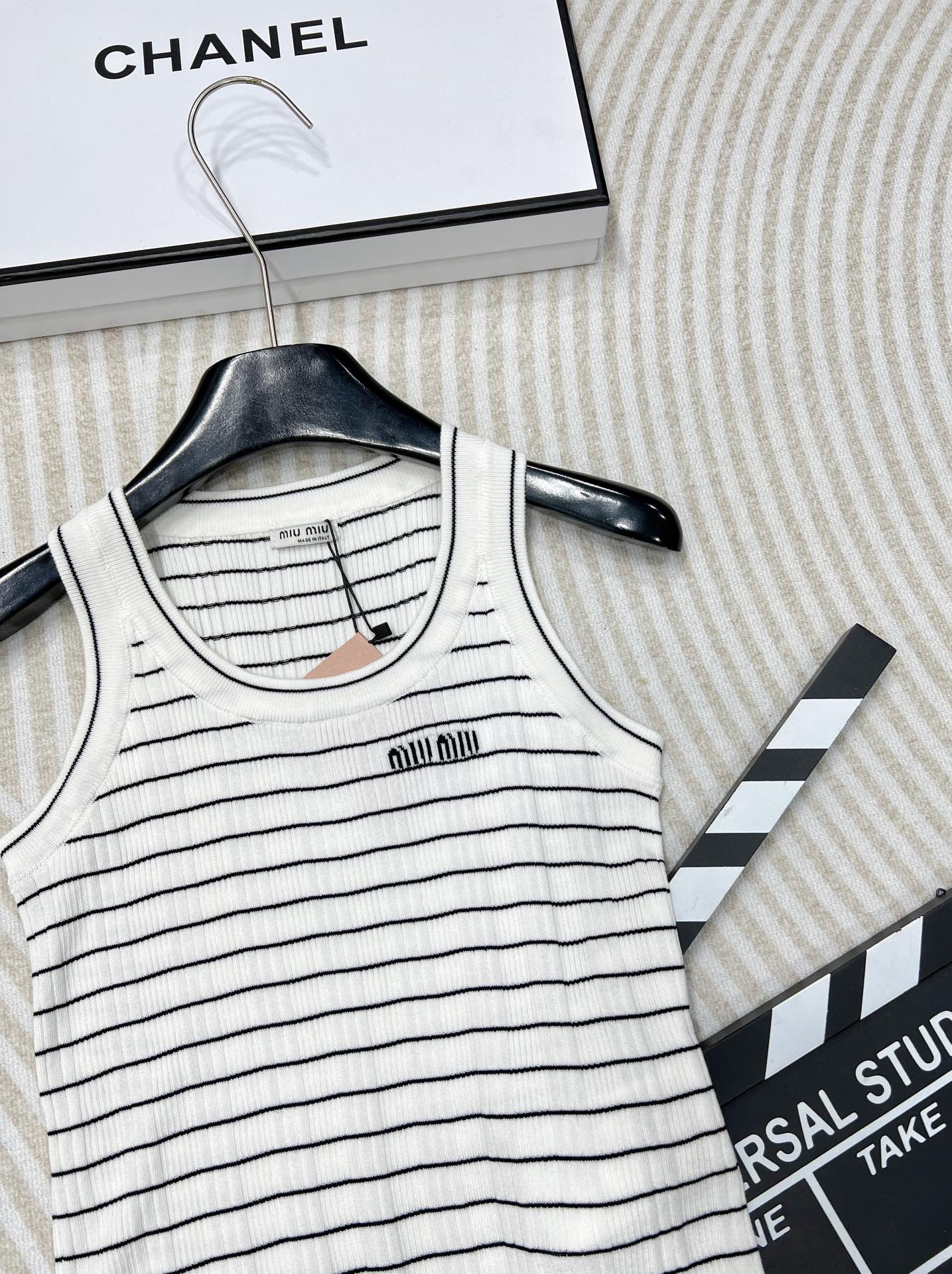 Jacquard-Strickweste mit gestreiften Buchstaben