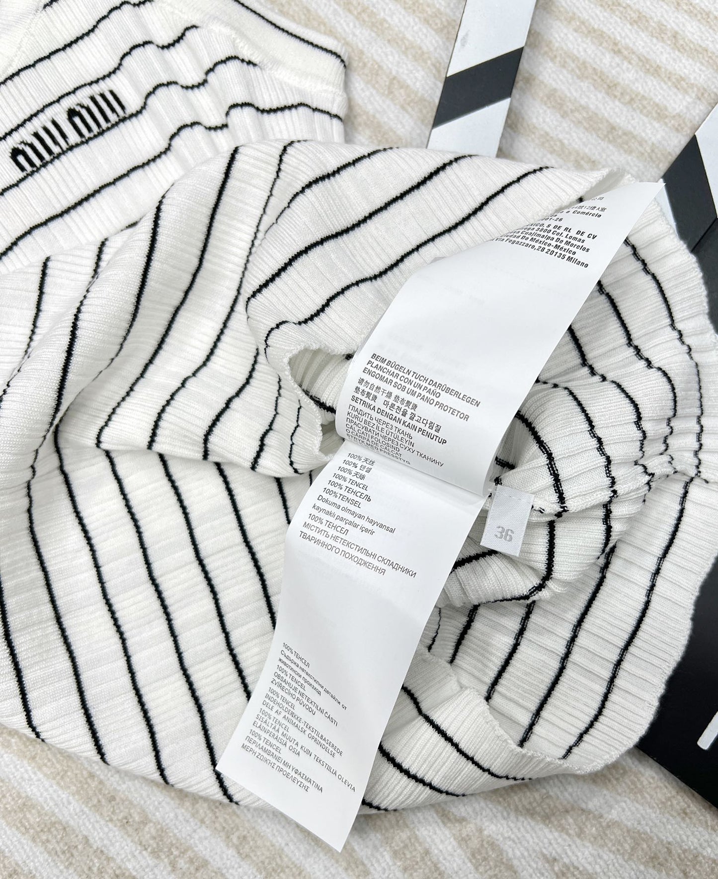 Jacquard-Strickweste mit gestreiften Buchstaben