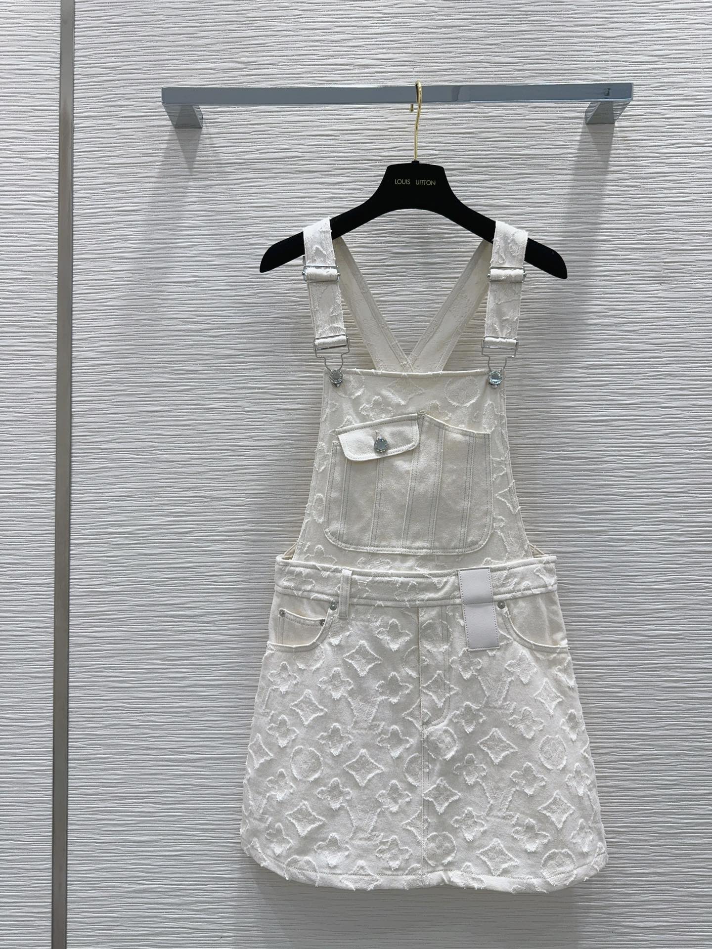 Weißer Strapsrock mit ungesäumten Kanten