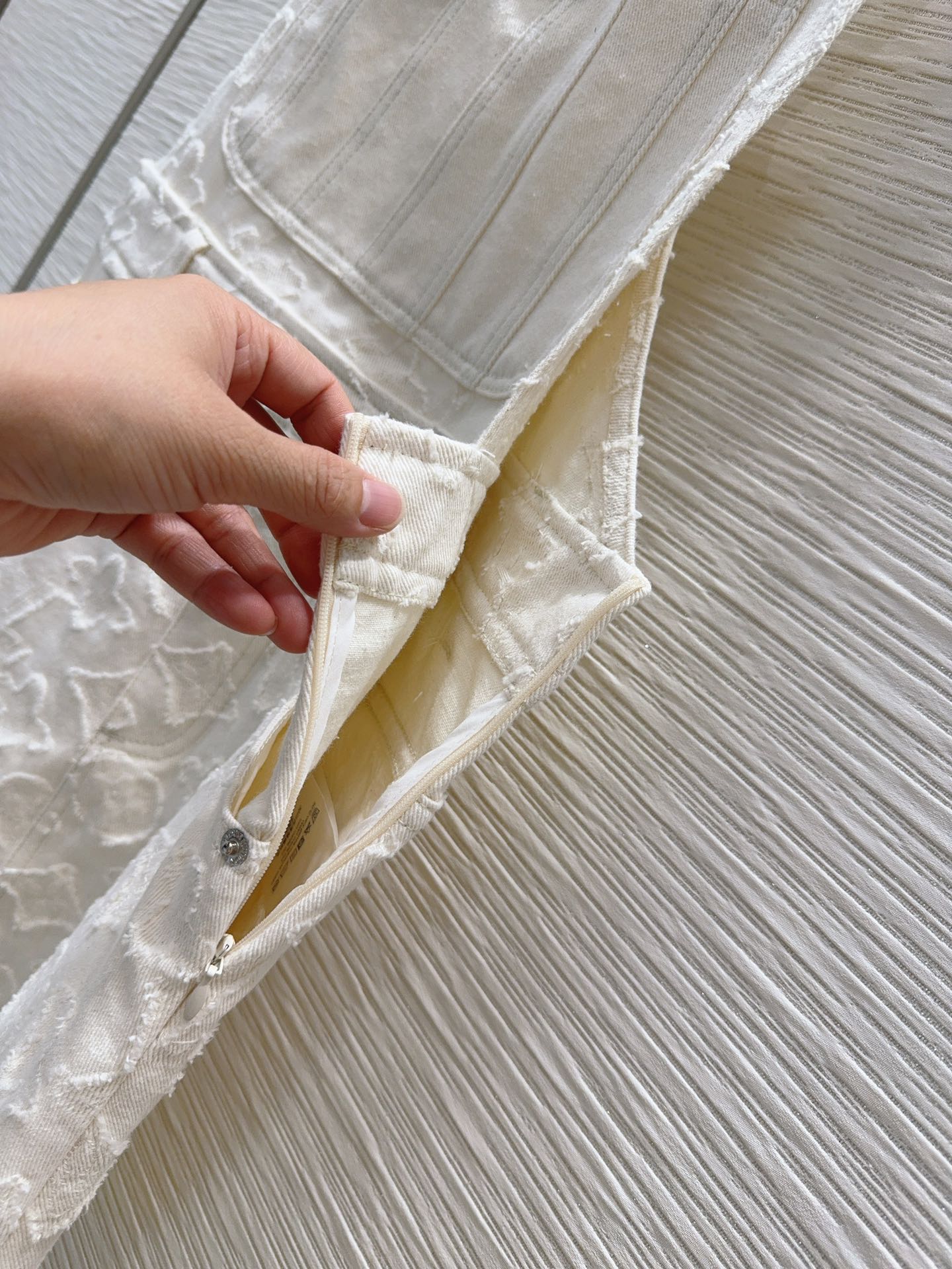 Weißer Strapsrock mit ungesäumten Kanten