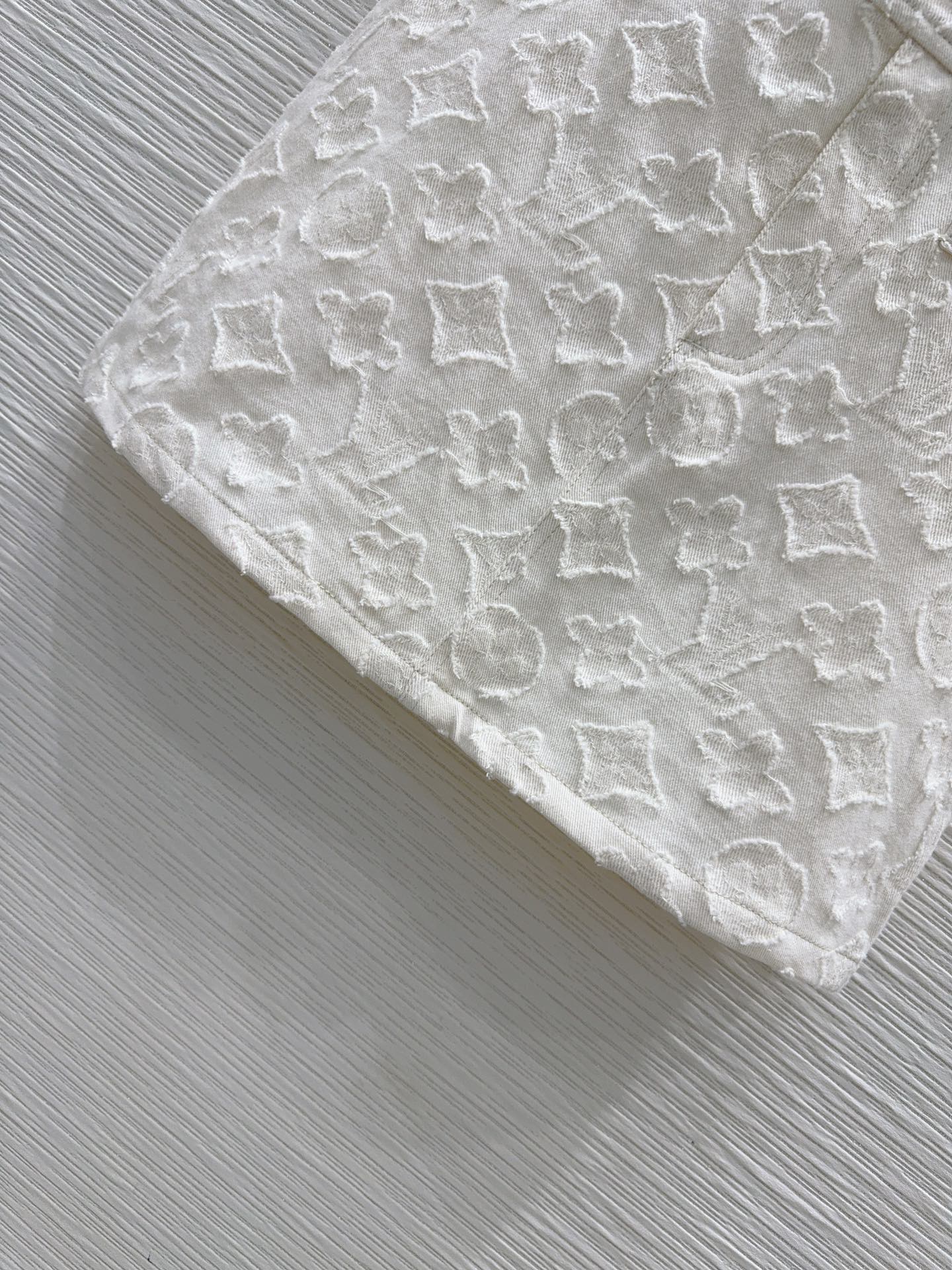 Weißer Strapsrock mit ungesäumten Kanten