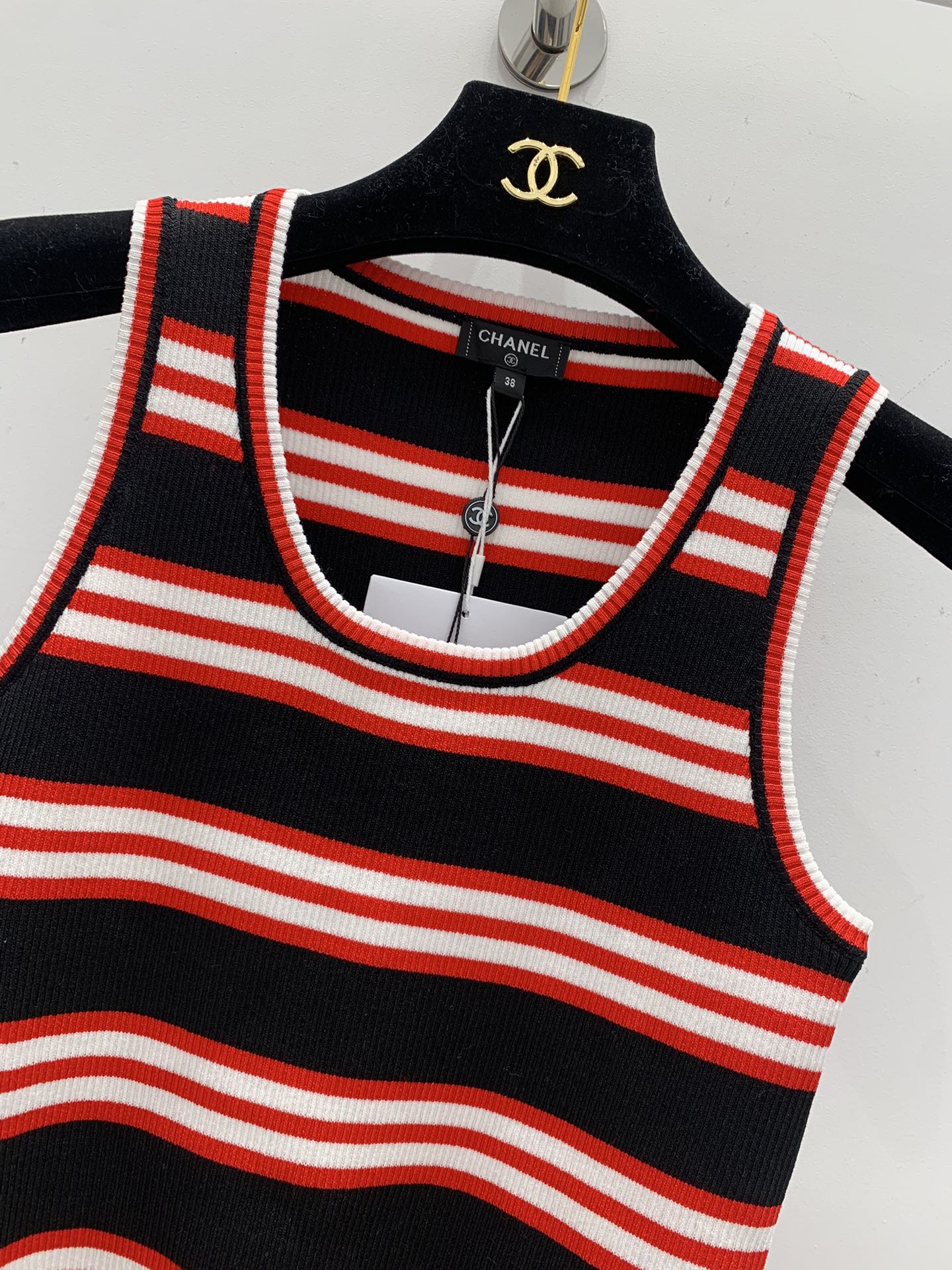 Neue Strickweste mit U-Ausschnitt