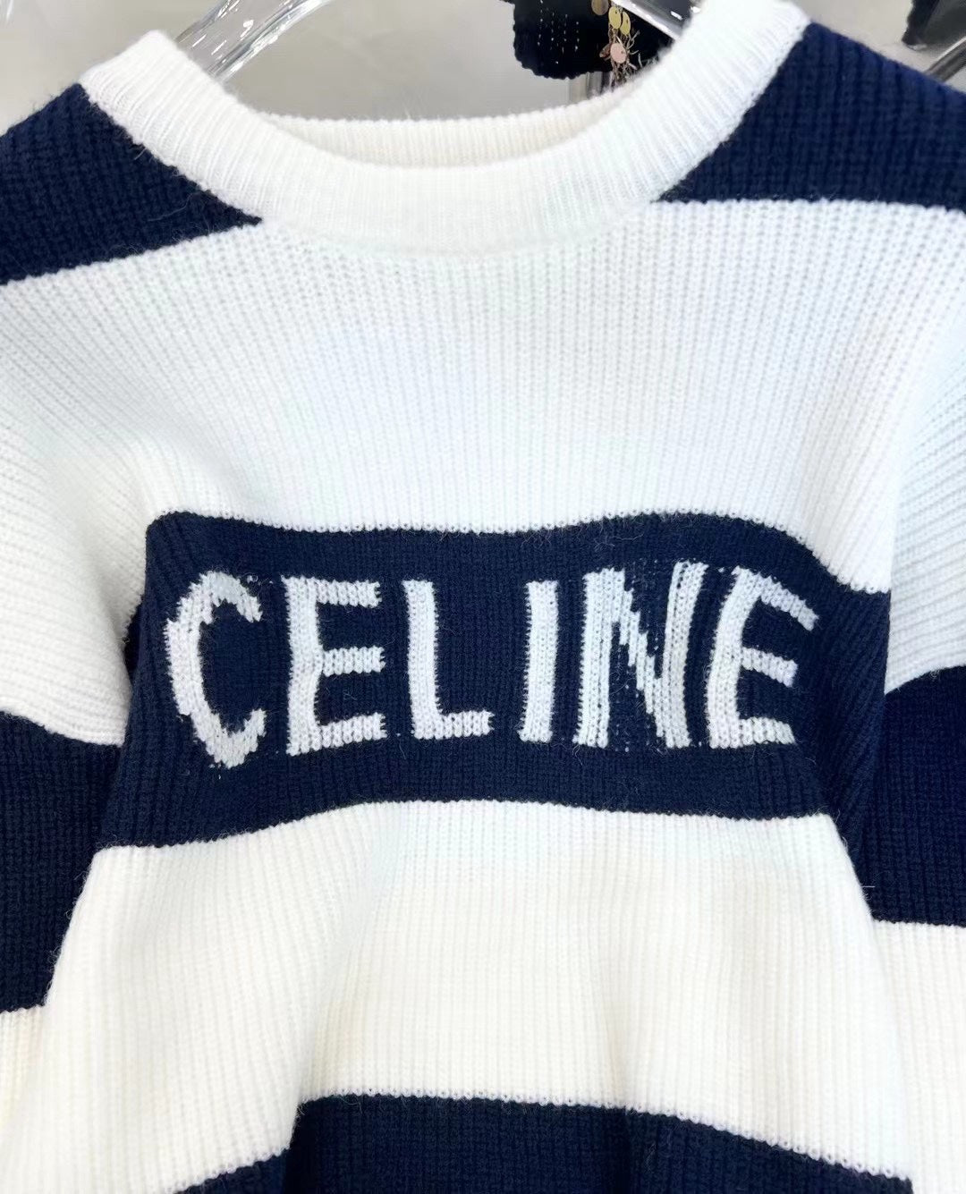 Gestrickter Pullover mit Streifen