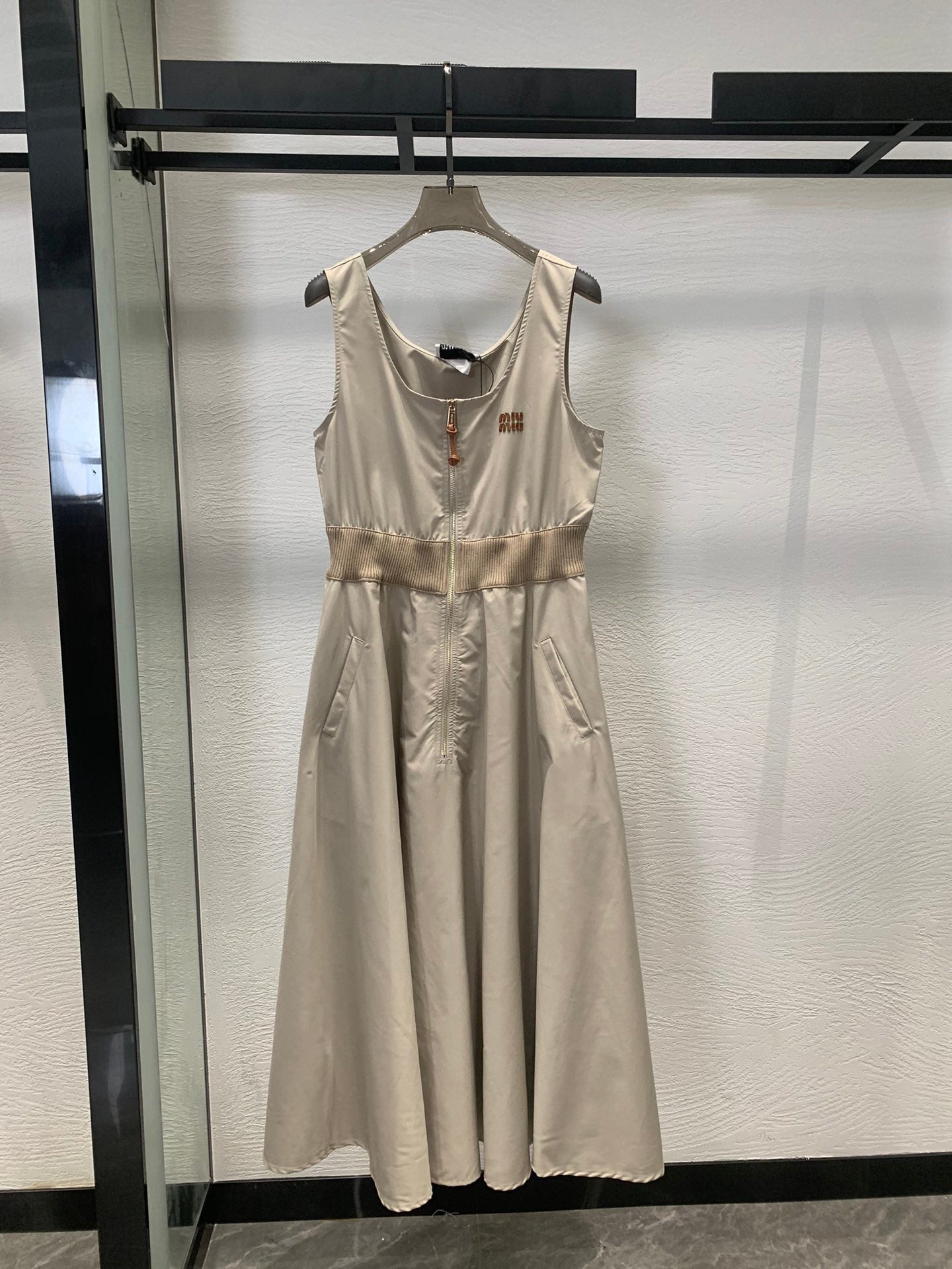 Robe sans manches à ourlet parapluie cintrée