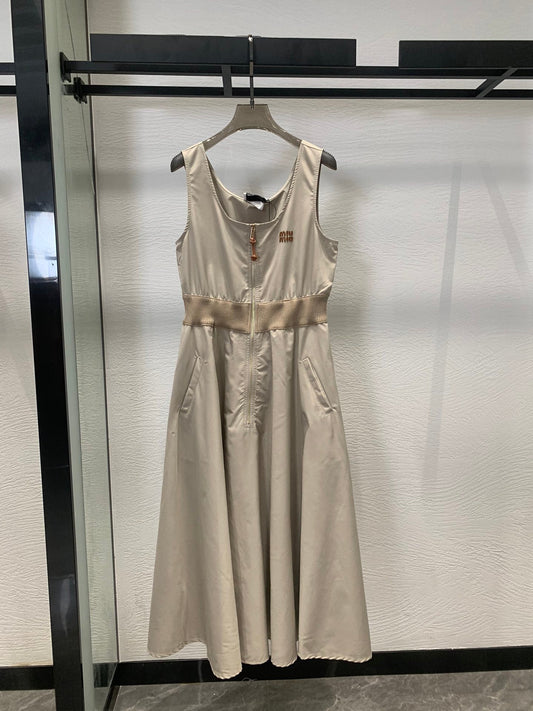 Robe sans manches à ourlet parapluie cintrée