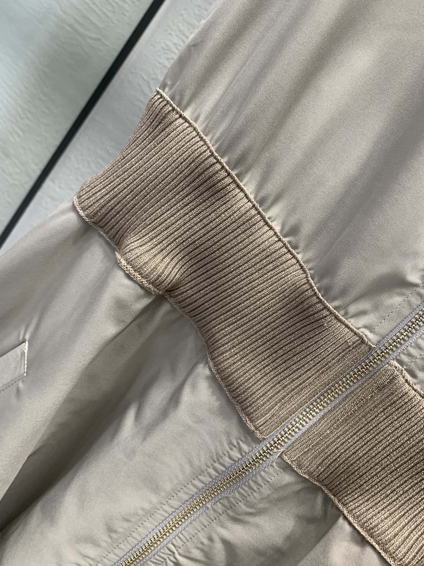 Robe sans manches à ourlet parapluie cintrée