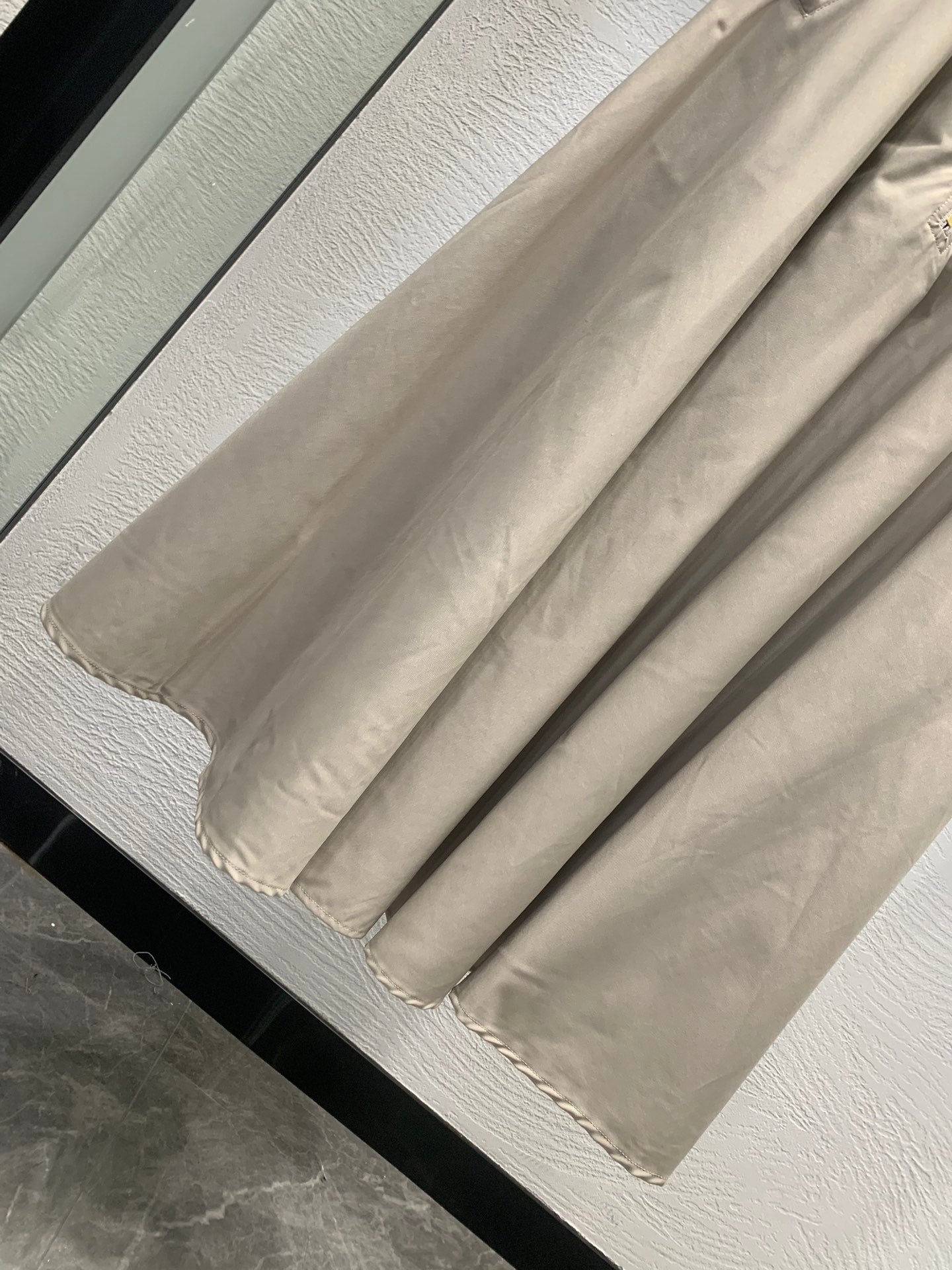 Robe sans manches à ourlet parapluie cintrée