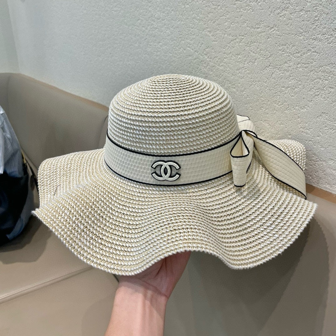 Hut mit breiter Krempe und Rüschen im Perlenstil