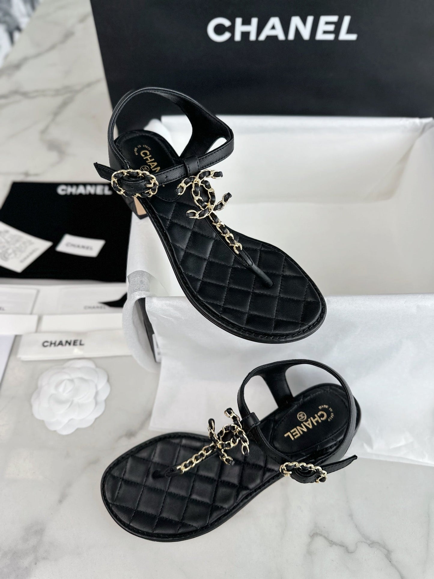 𝟐𝟒𝐂 Schwarze Flip-Flop-Sandalen mit dickem Absatz