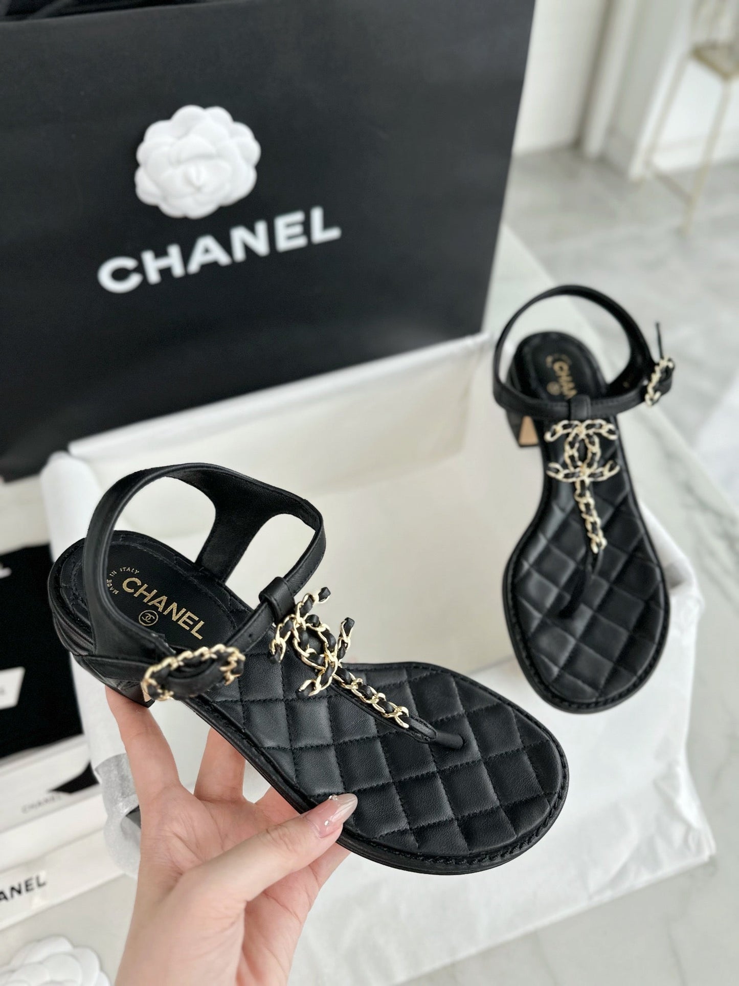 𝟐𝟒𝐂 Schwarze Flip-Flop-Sandalen mit dickem Absatz