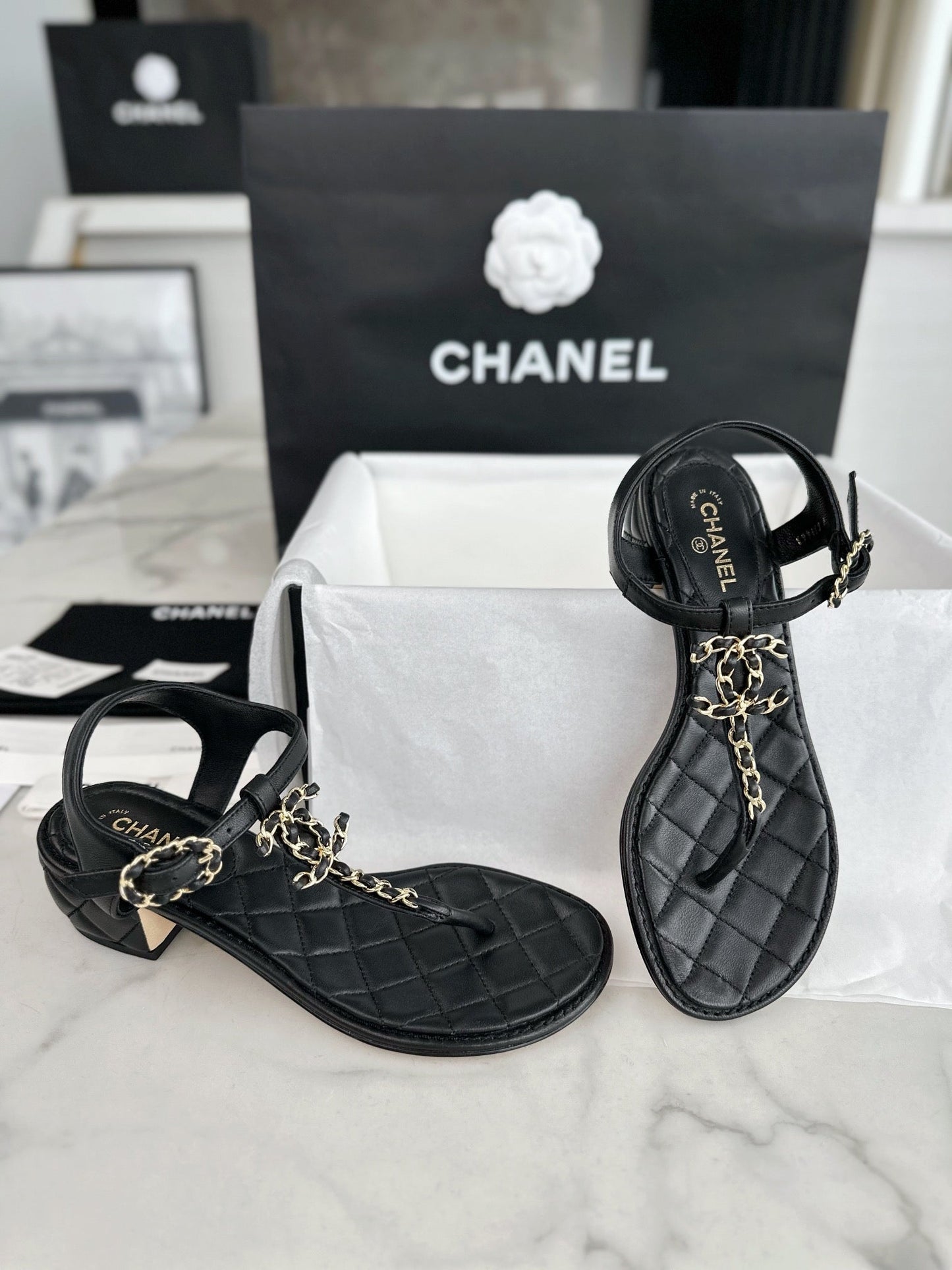 𝟐𝟒𝐂 Schwarze Flip-Flop-Sandalen mit dickem Absatz
