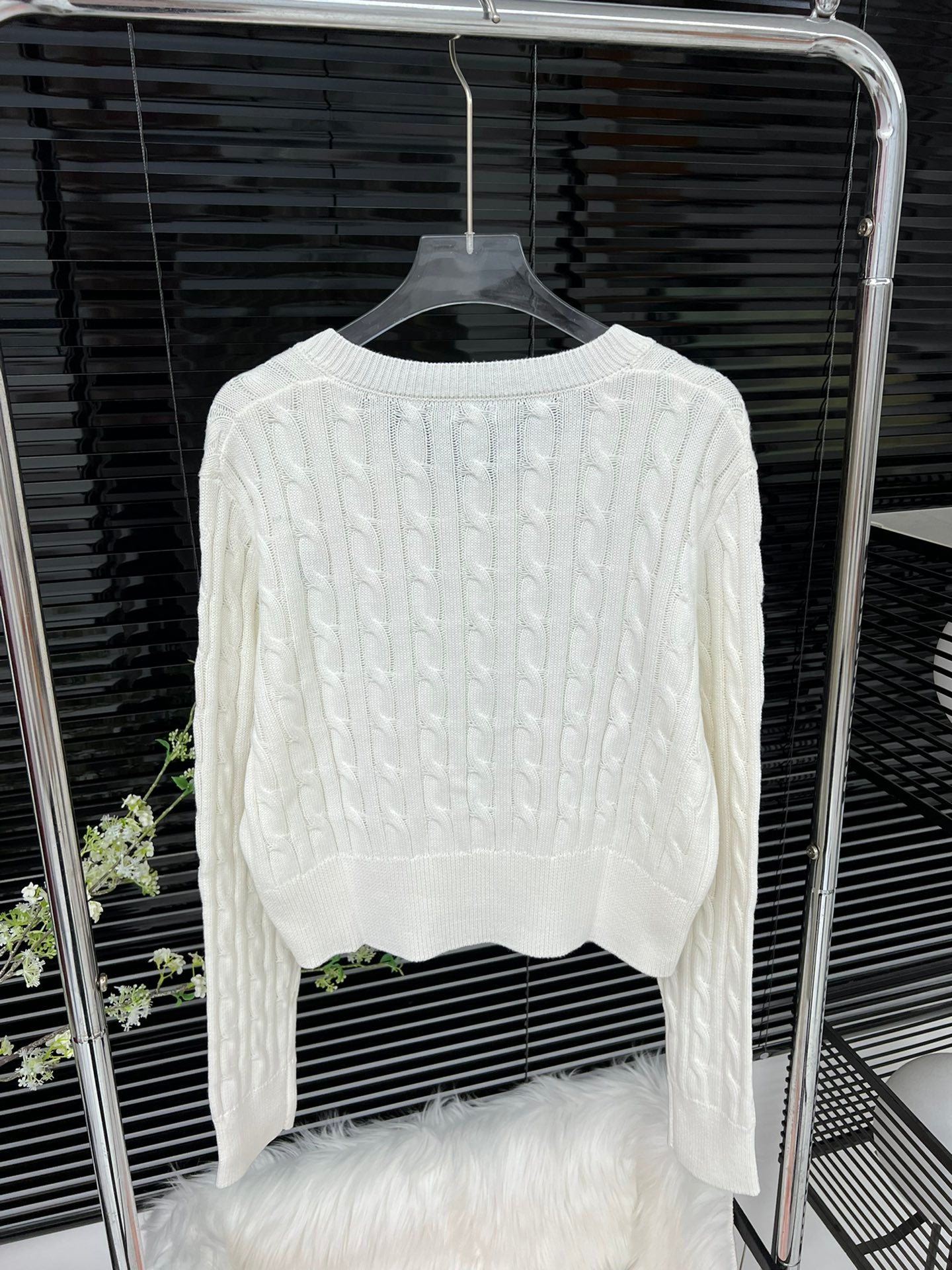 Pull court brodé à col en V torsadé