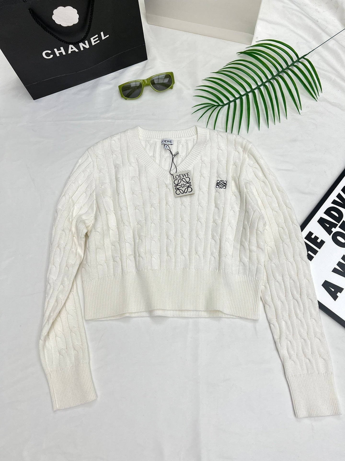 Pull court brodé à col en V torsadé