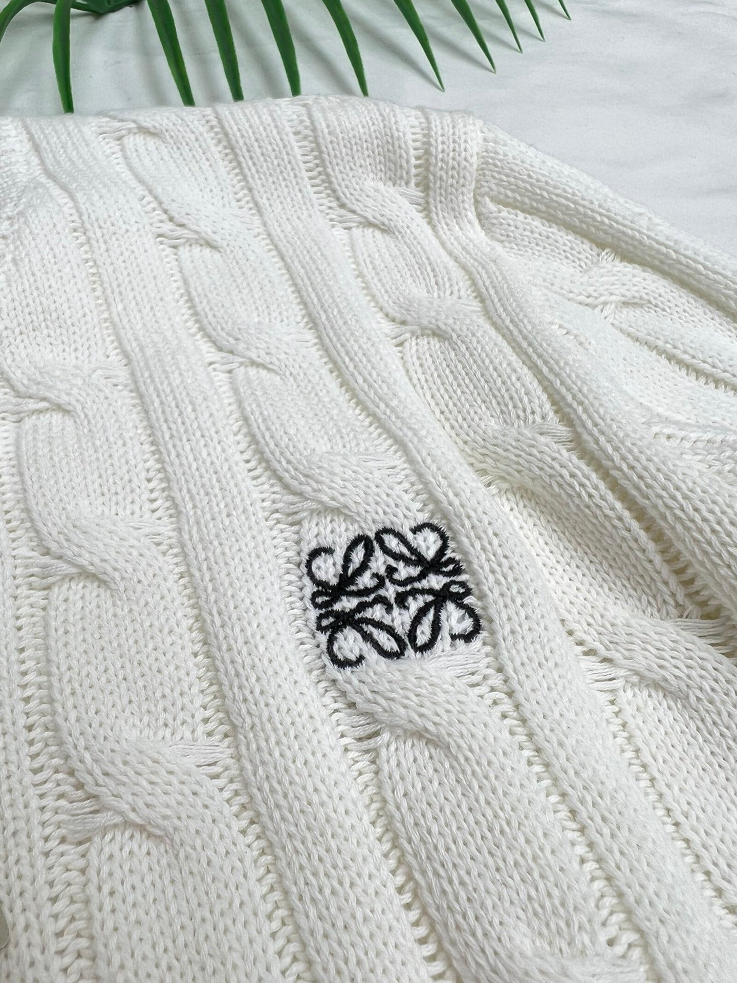 Pull court brodé à col en V torsadé