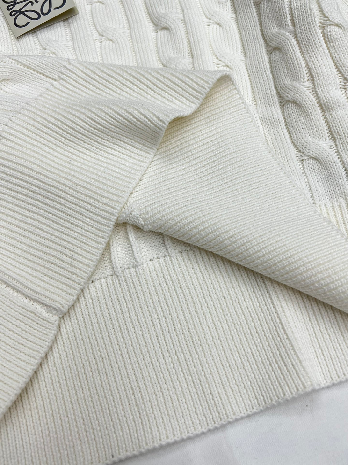 Pull court brodé à col en V torsadé