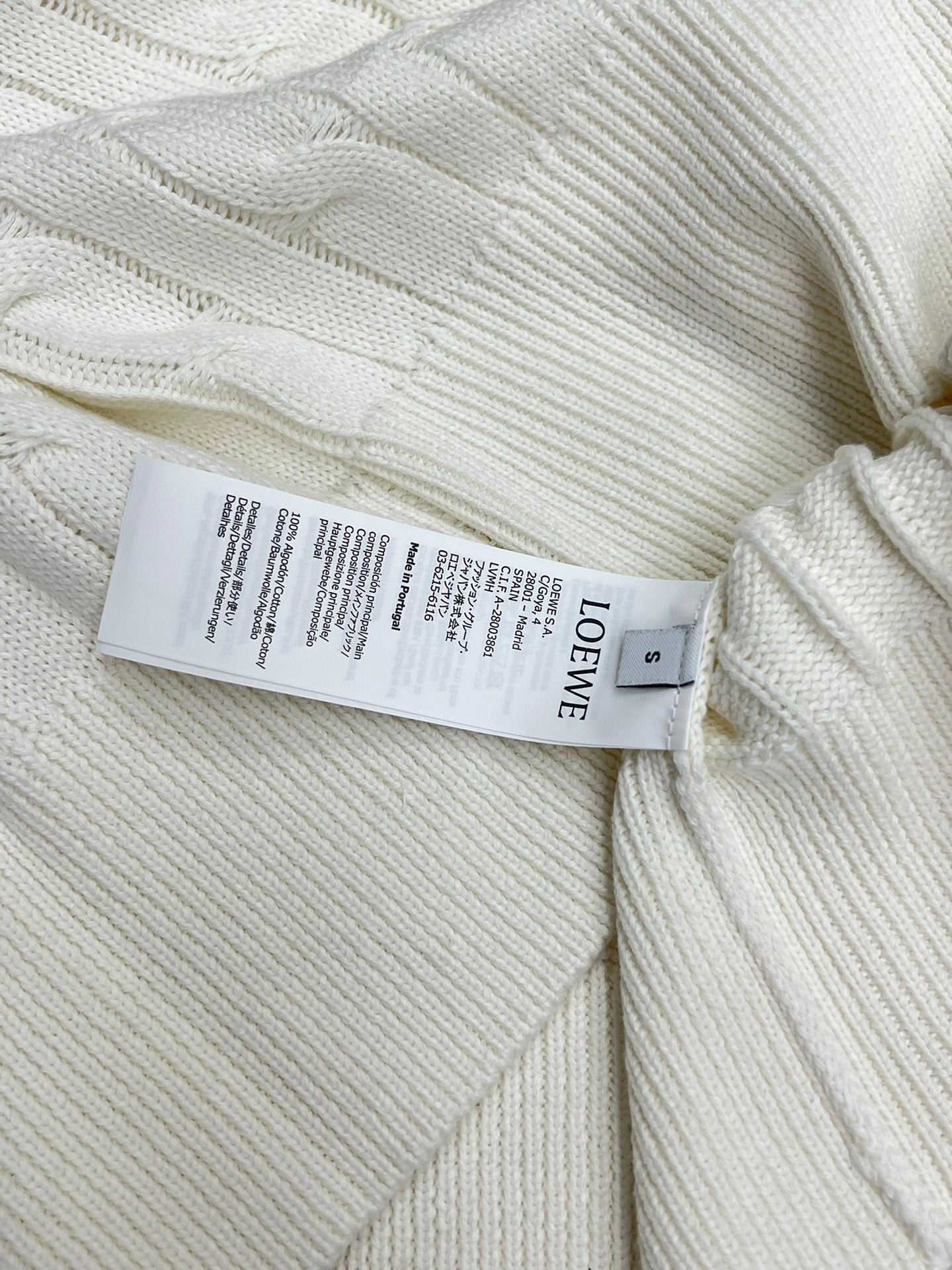 Pull court brodé à col en V torsadé