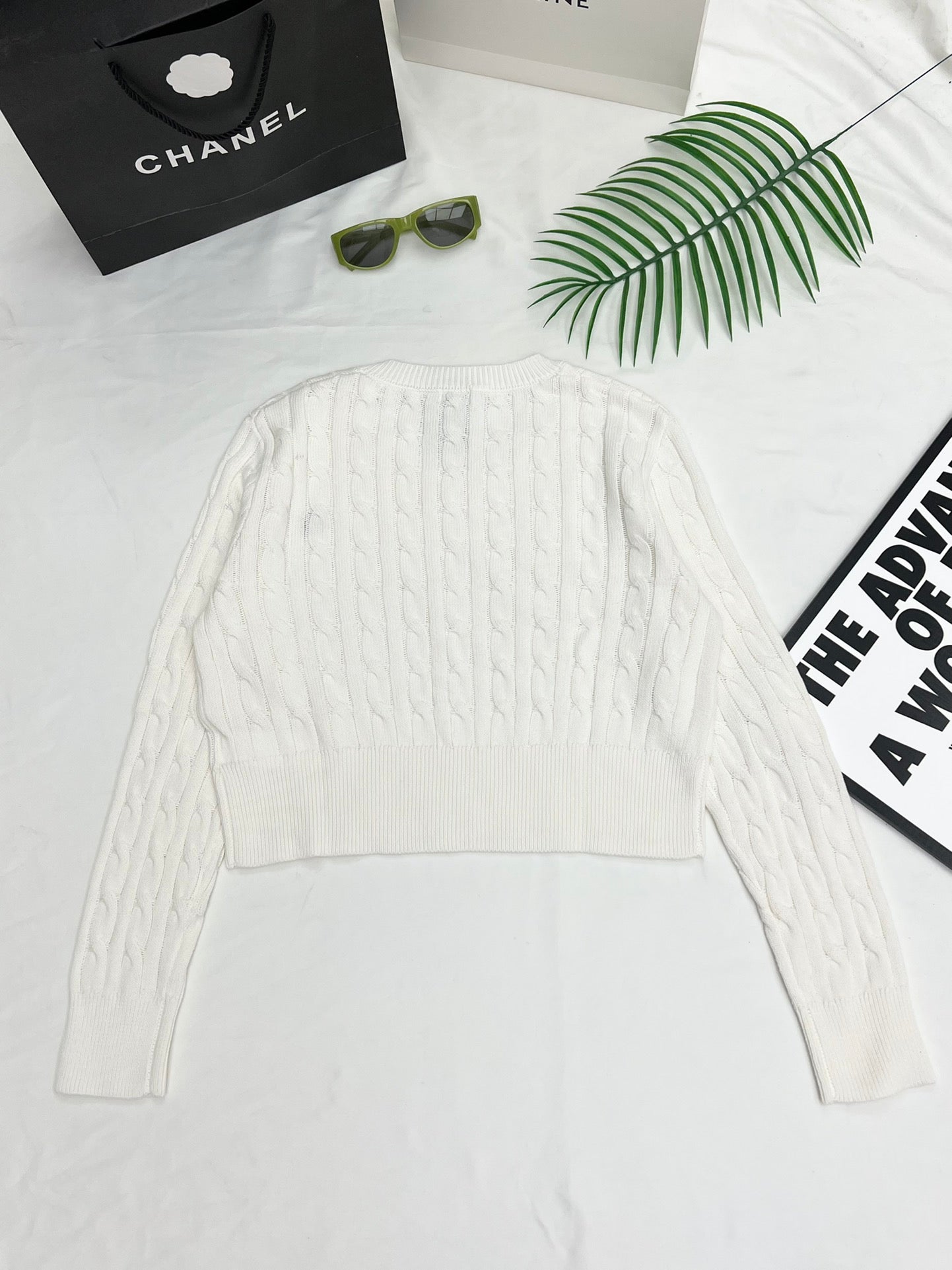 Pull court brodé à col en V torsadé