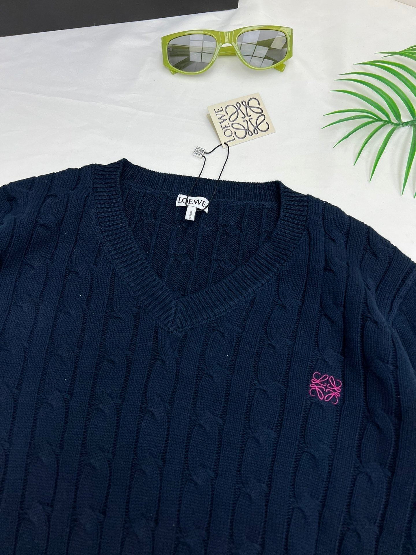 Pull court brodé à col en V torsadé