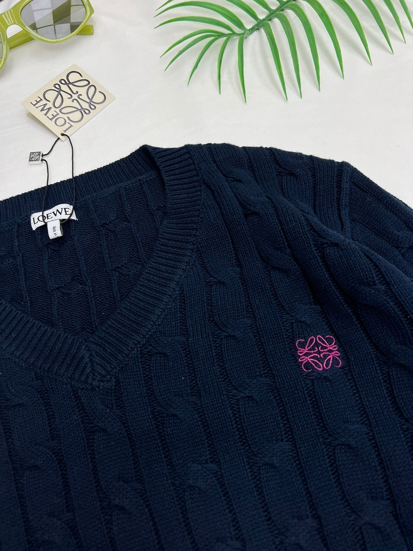 Pull court brodé à col en V torsadé