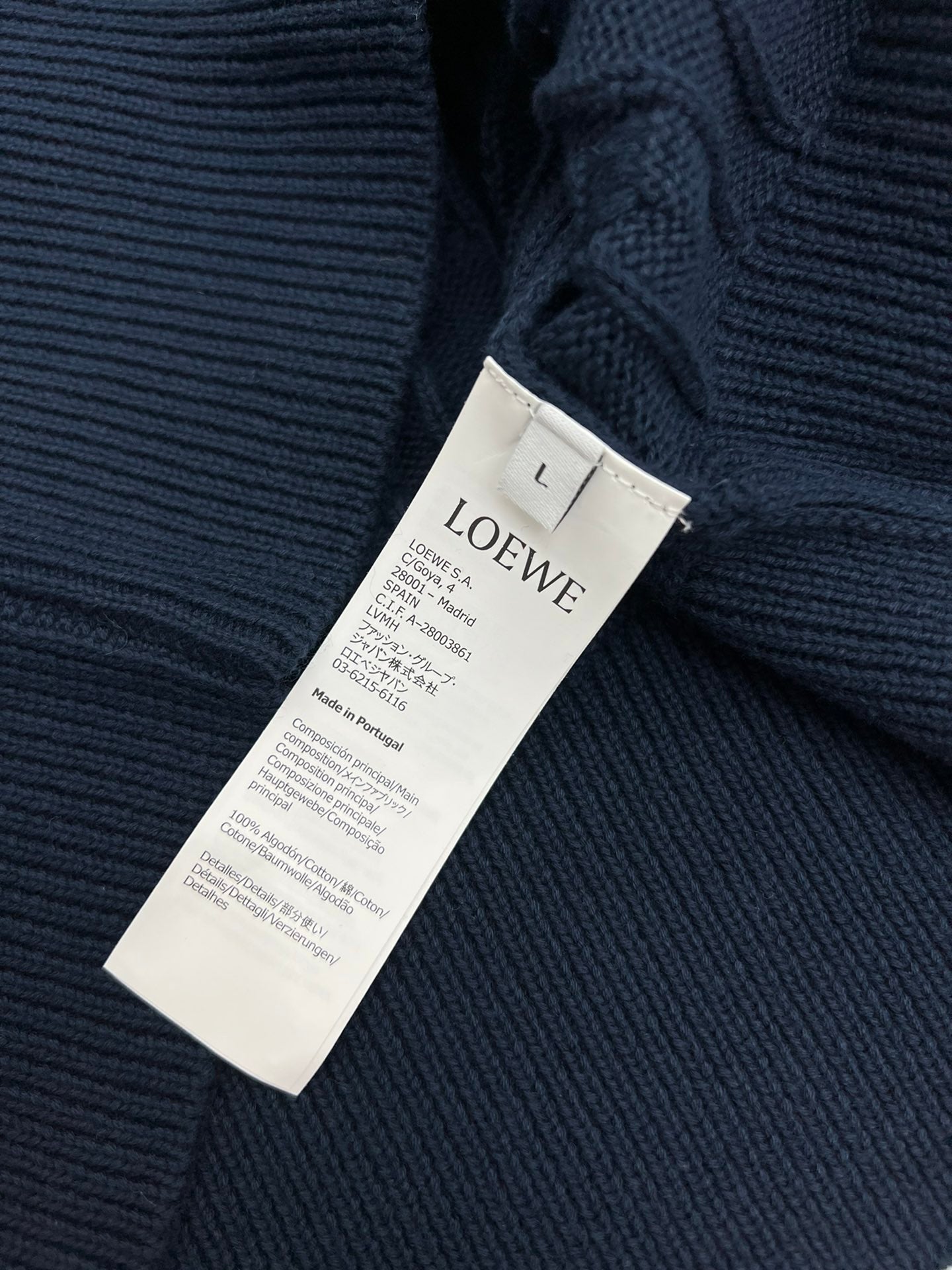 Pull court brodé à col en V torsadé