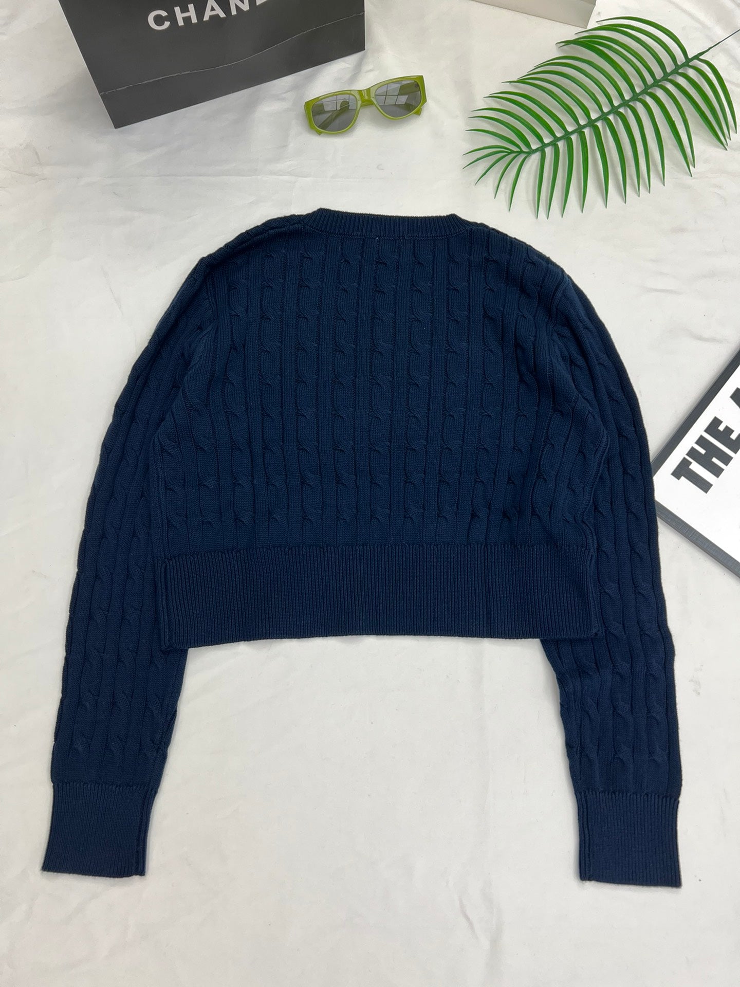 Pull court brodé à col en V torsadé