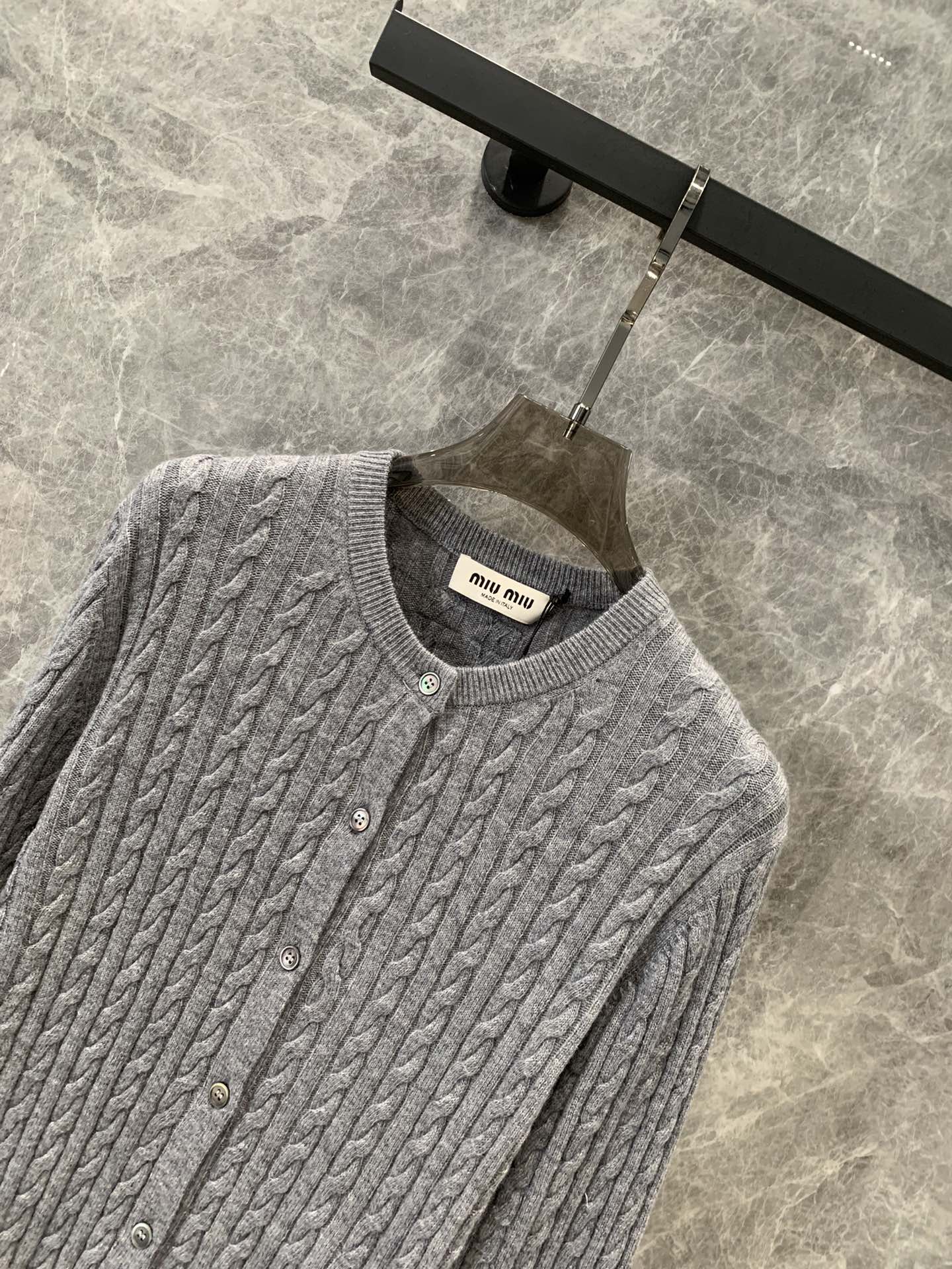 Einfacher Twist-Strickcardigan aus Kaschmir mit Logo-Intarsien