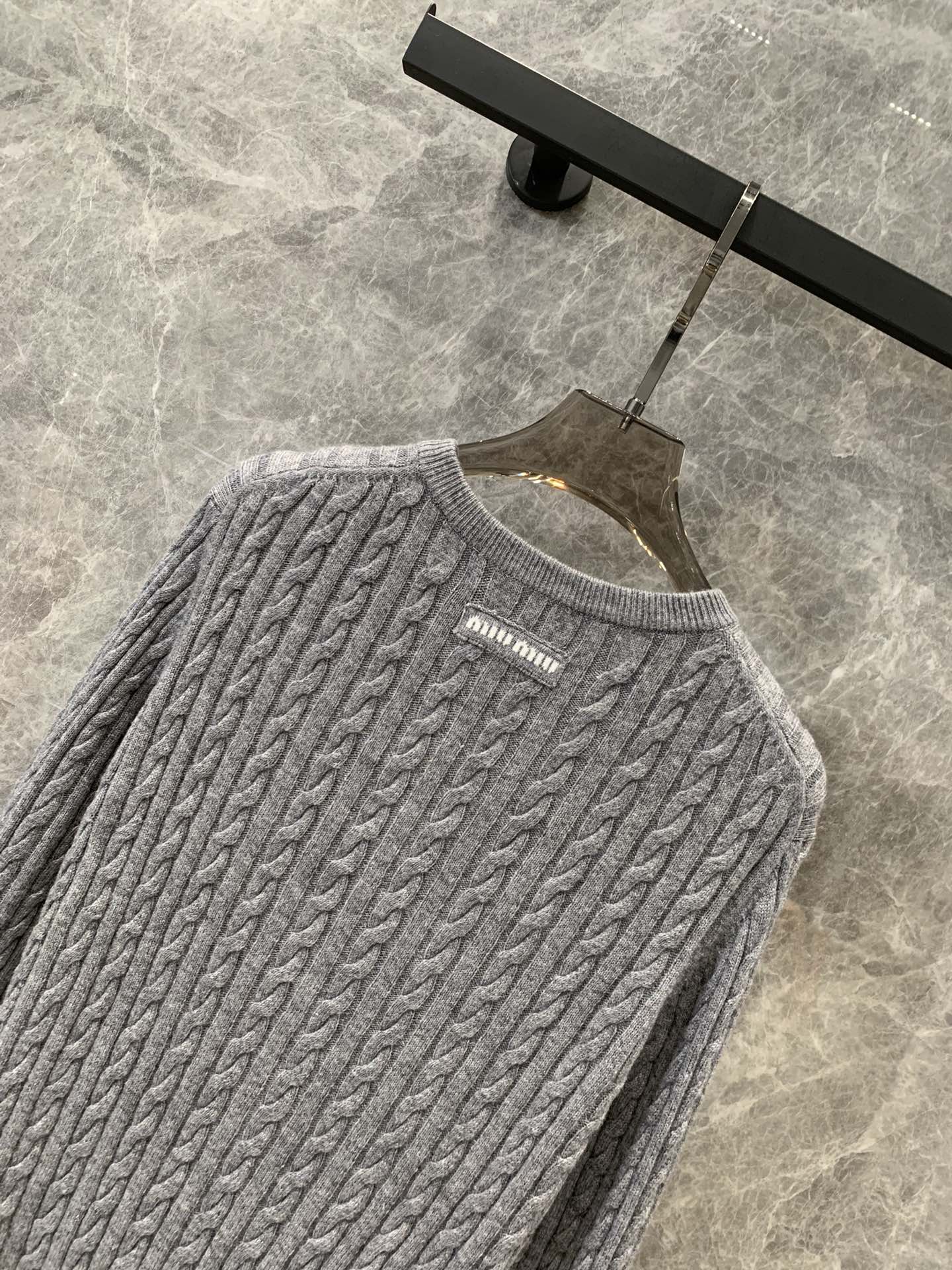 Einfacher Twist-Strickcardigan aus Kaschmir mit Logo-Intarsien