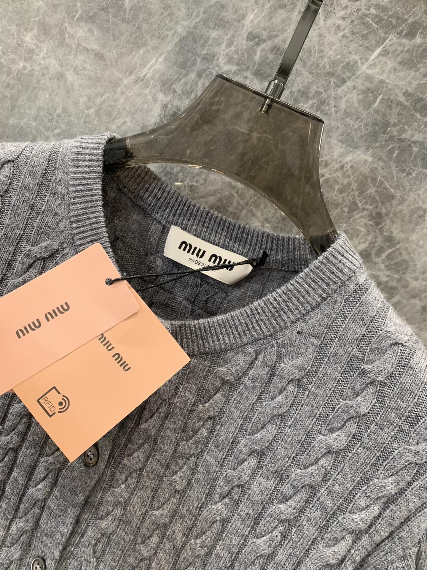 Einfacher Twist-Strickcardigan aus Kaschmir mit Logo-Intarsien