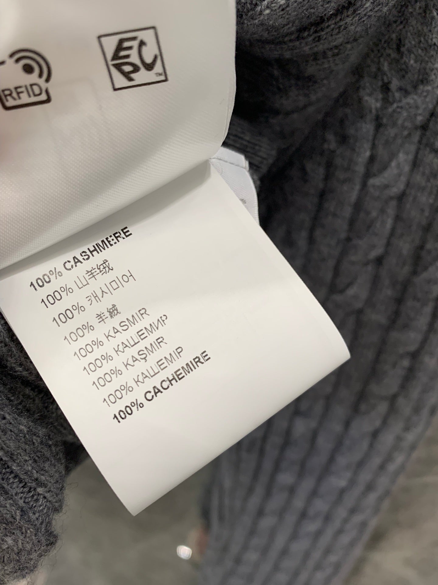 Einfacher Twist-Strickcardigan aus Kaschmir mit Logo-Intarsien