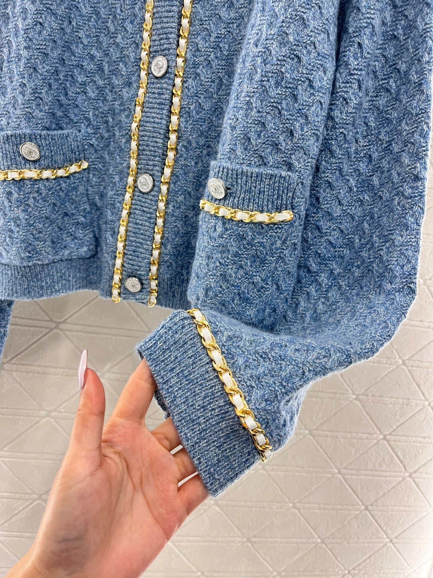 Cardigan en maille à col en V et chaîne