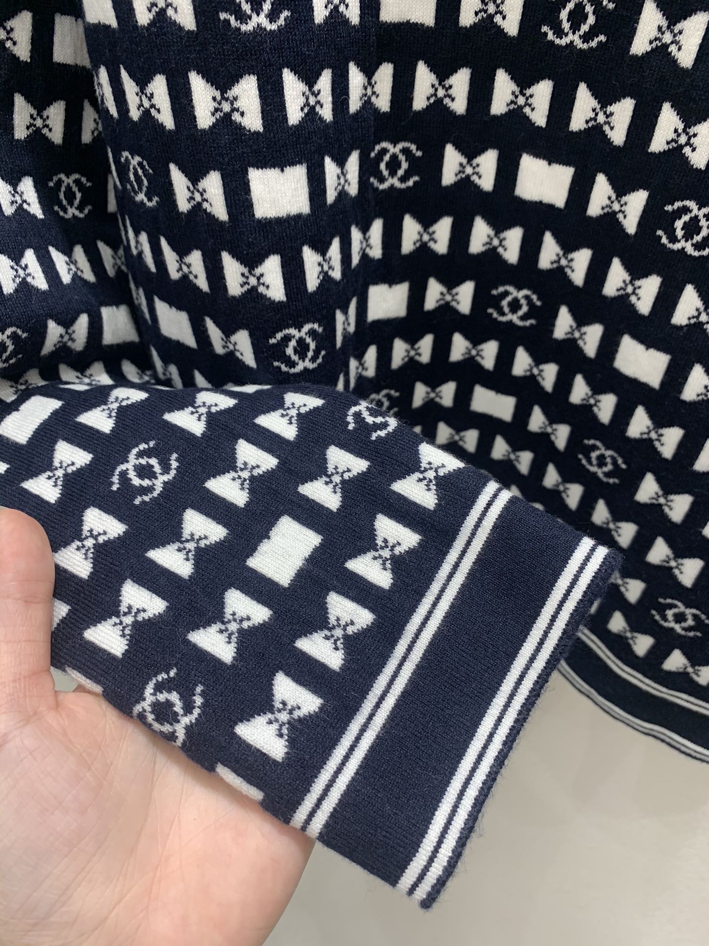 Gestrickter Rundhalspullover