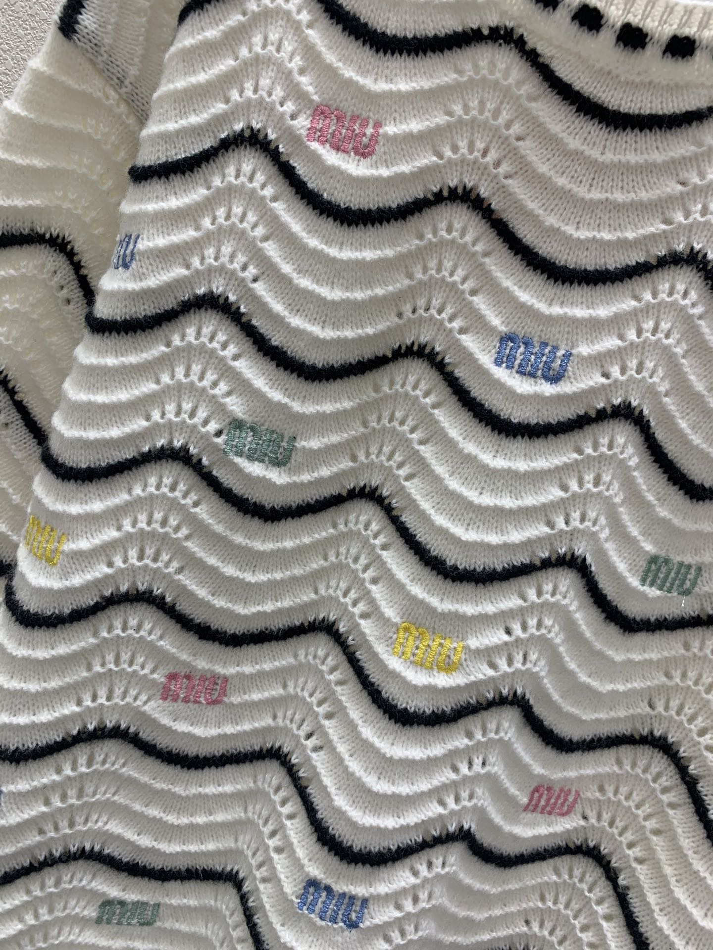 Gestrickter Pullover mit Rundhalsausschnitt