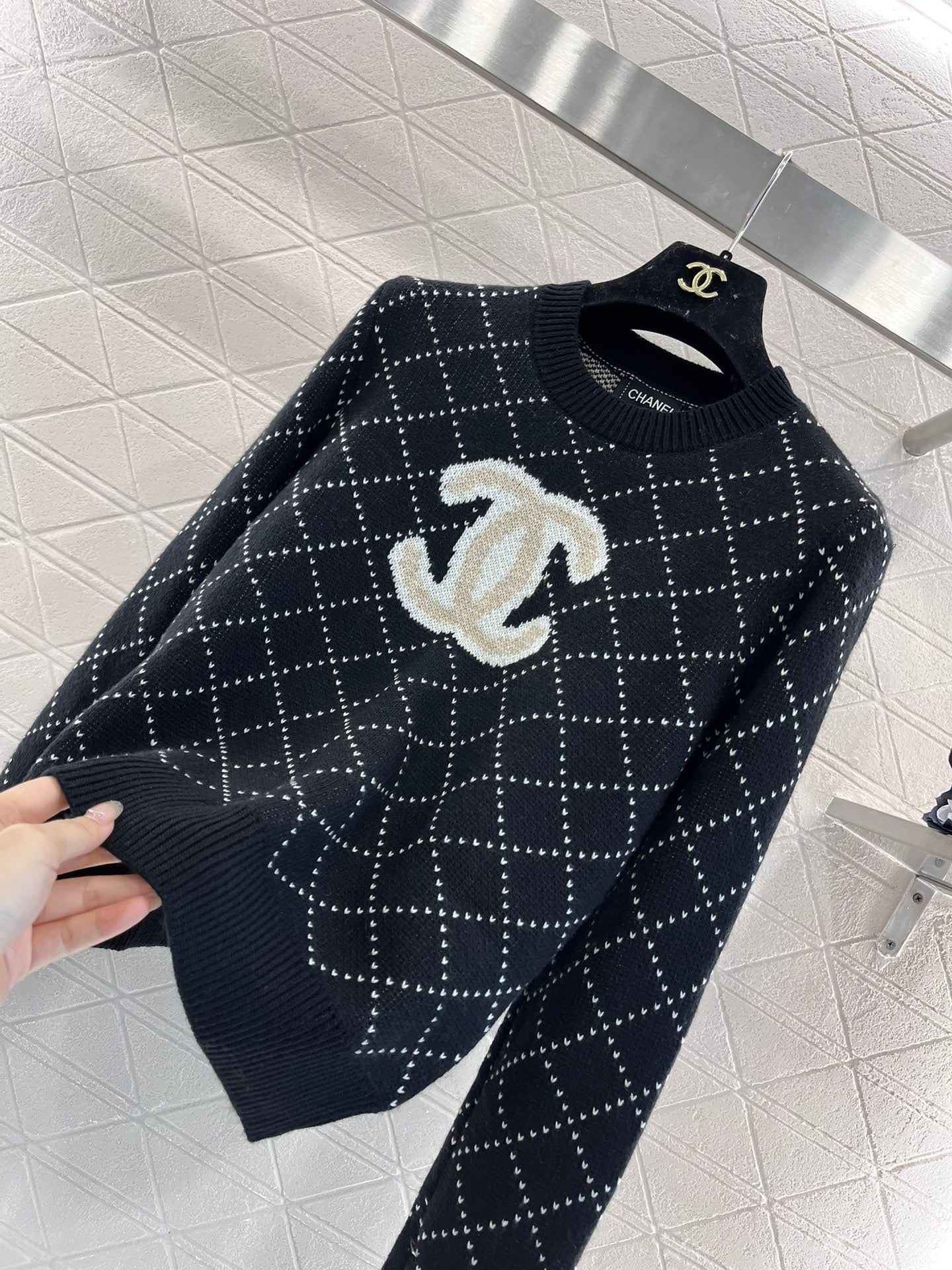 Pull brodé à motif losanges