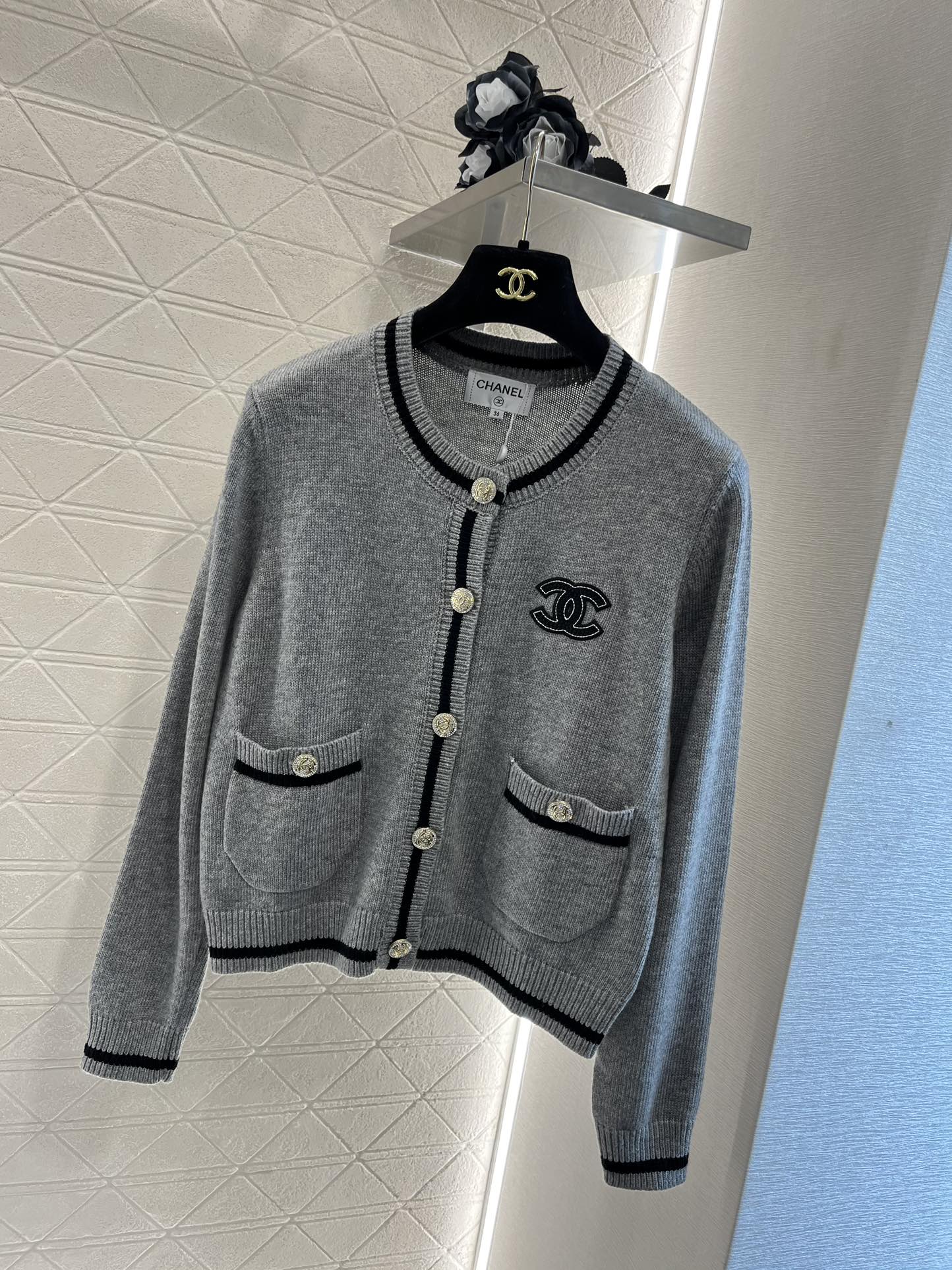 Gestreifte Strickjacke